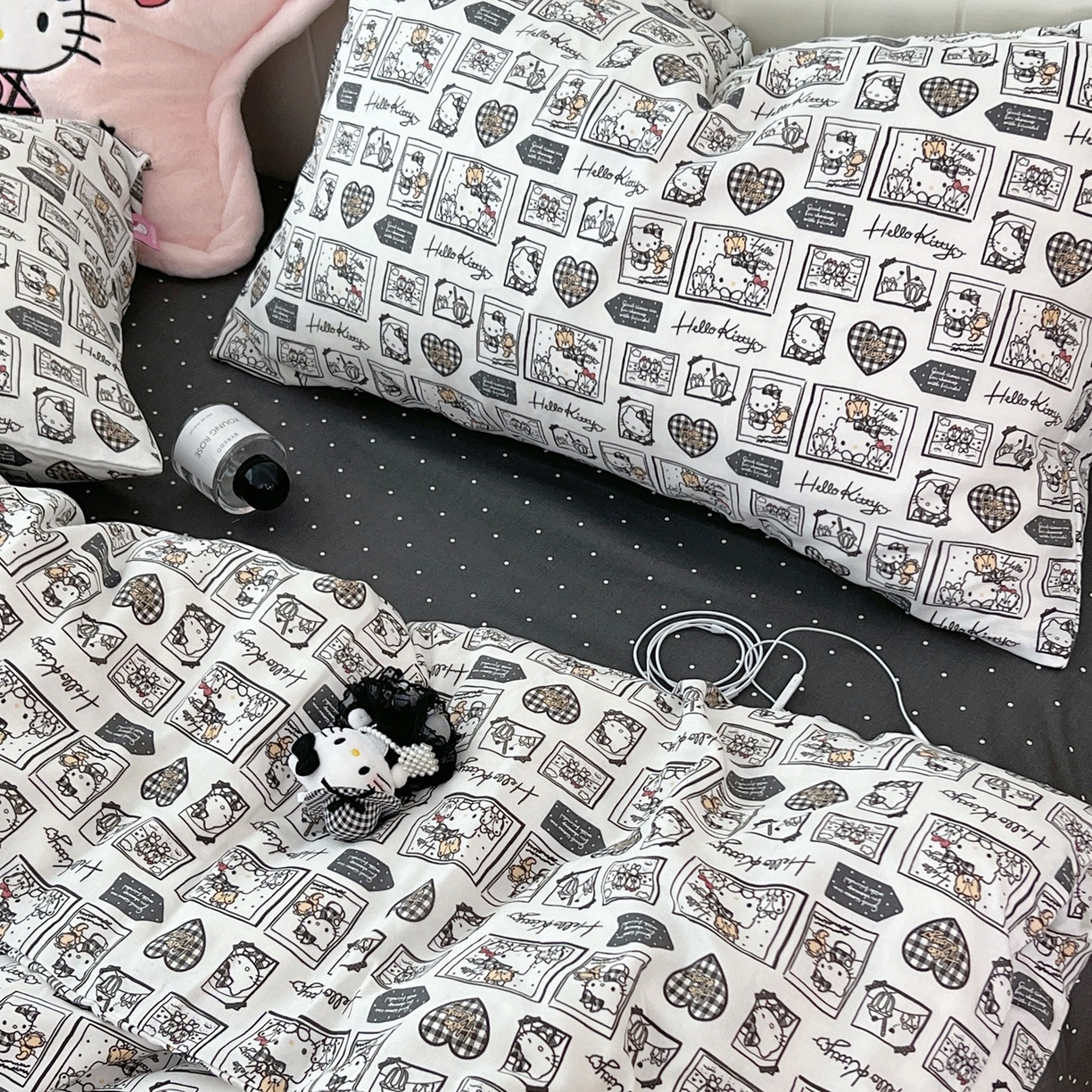 荣轩家居 2026新款三丽鸥正版授权全棉纯棉双层纱四件套（铺床版） HelloKitty -漫画海报