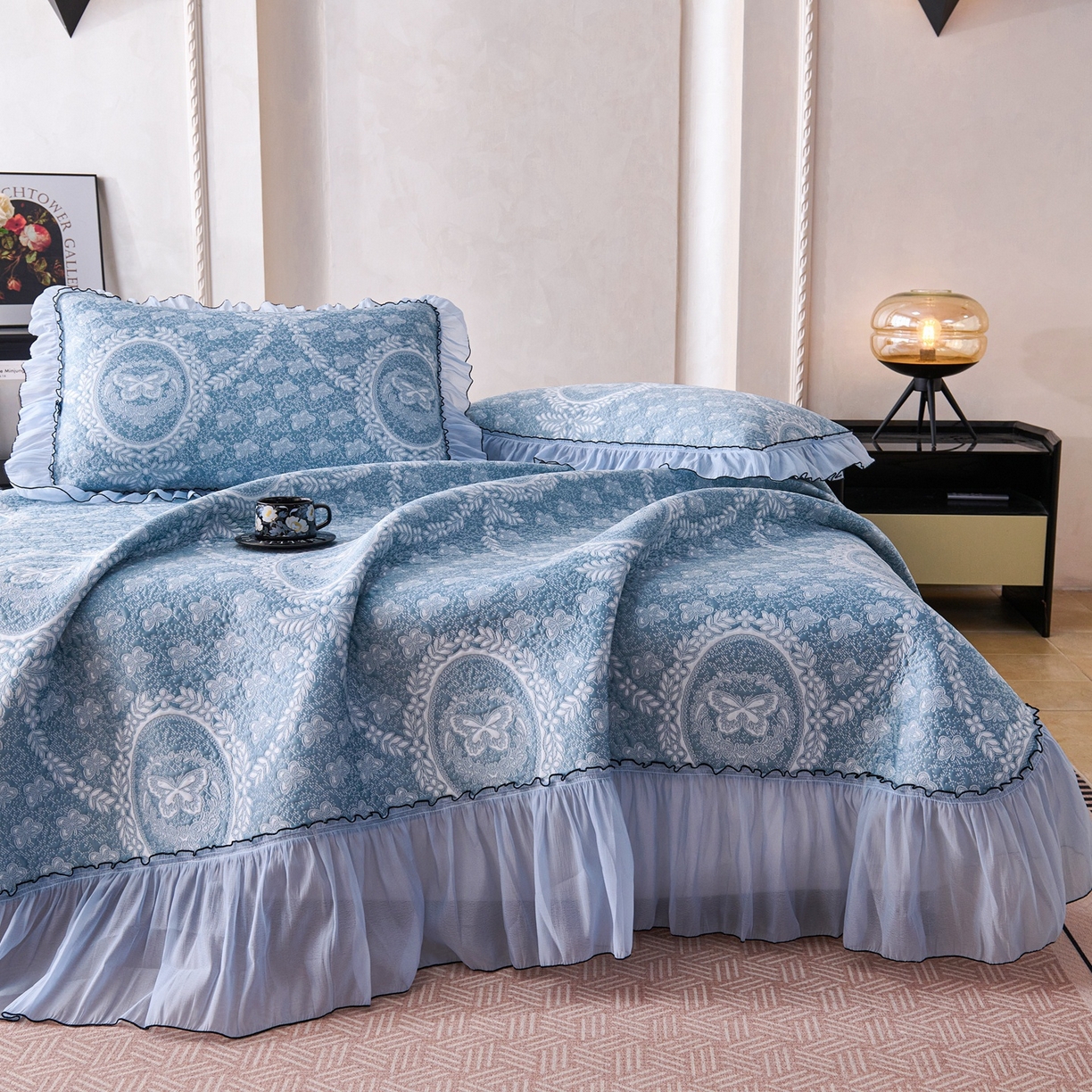 91家纺网 家纺一手货源 找家纺 梵克保罗 2026春夏新款PE乙纶冰豆豆双色提花床裙款凉席席子三件套-蝶舞花间系列 蝶舞花间-冰蓝