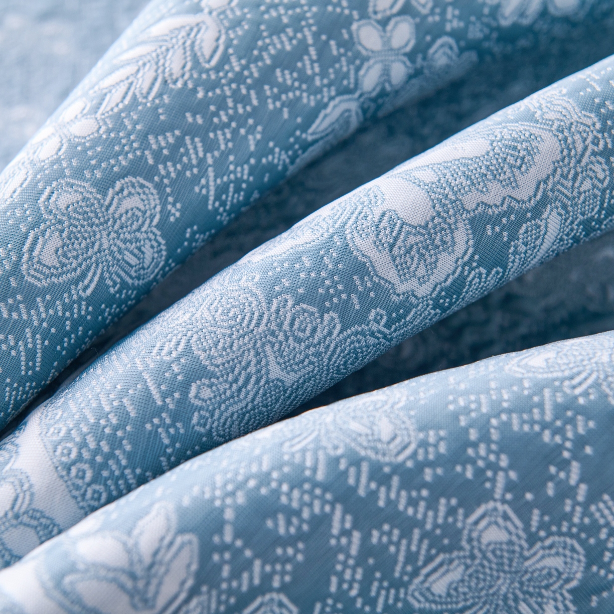 91家纺网 家纺一手货源 找家纺 梵克保罗 2026春夏新款PE乙纶冰豆豆双色提花床裙款凉席席子三件套-蝶舞花间系列 蝶舞花间-冰蓝