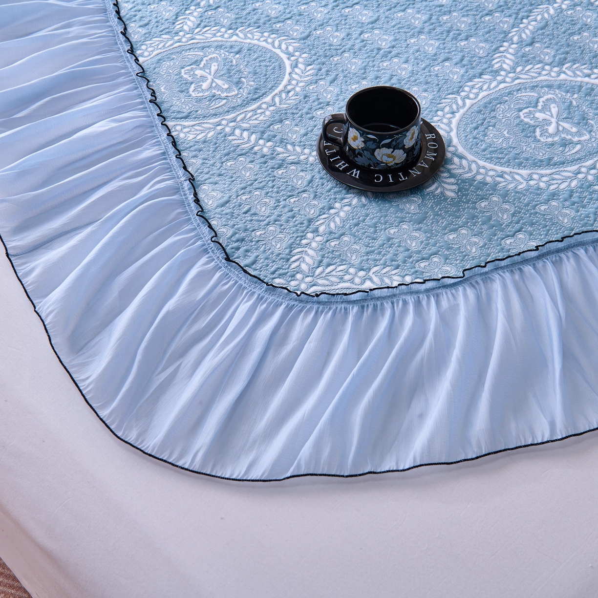 91家纺网 家纺一手货源 找家纺 梵克保罗 2026春夏新款PE乙纶冰豆豆双色提花床裙款凉席席子三件套-蝶舞花间系列 蝶舞花间-冰蓝