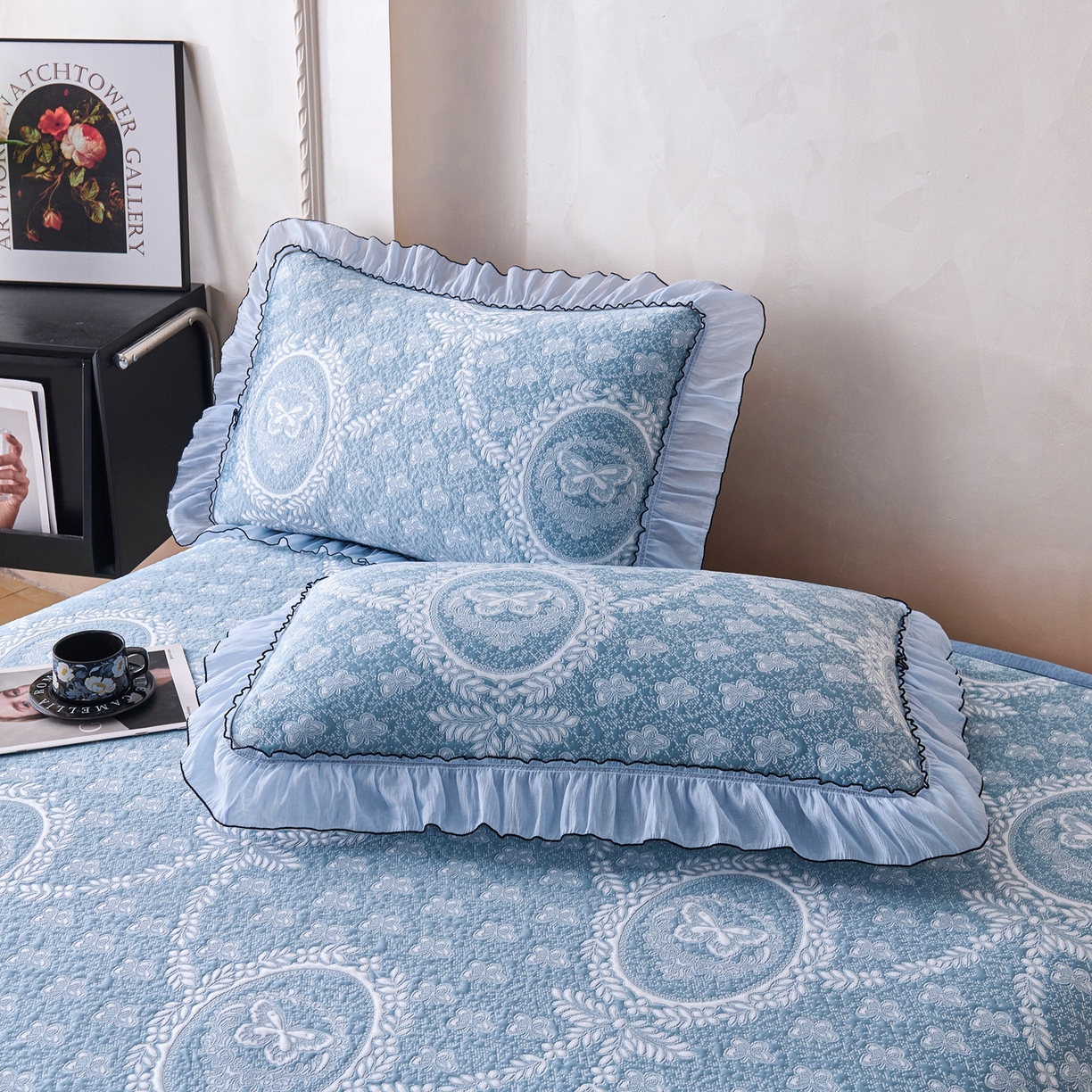 91家纺网 家纺一手货源 找家纺 梵克保罗 2026春夏新款PE乙纶冰豆豆双色提花床裙款凉席席子三件套-蝶舞花间系列 蝶舞花间-冰蓝