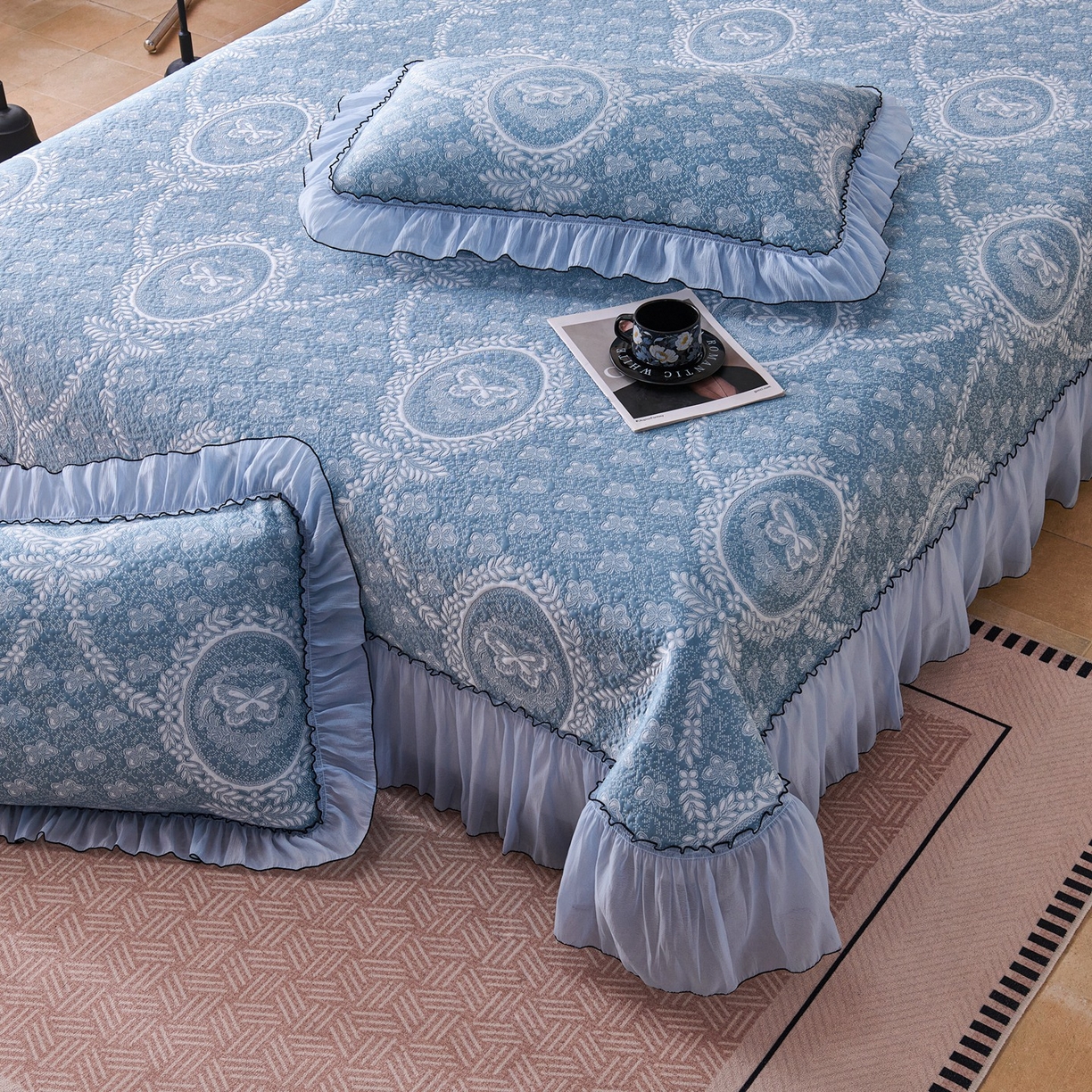 91家纺网 家纺一手货源 找家纺 梵克保罗 2026春夏新款PE乙纶冰豆豆双色提花床裙款凉席席子三件套-蝶舞花间系列 蝶舞花间-冰蓝