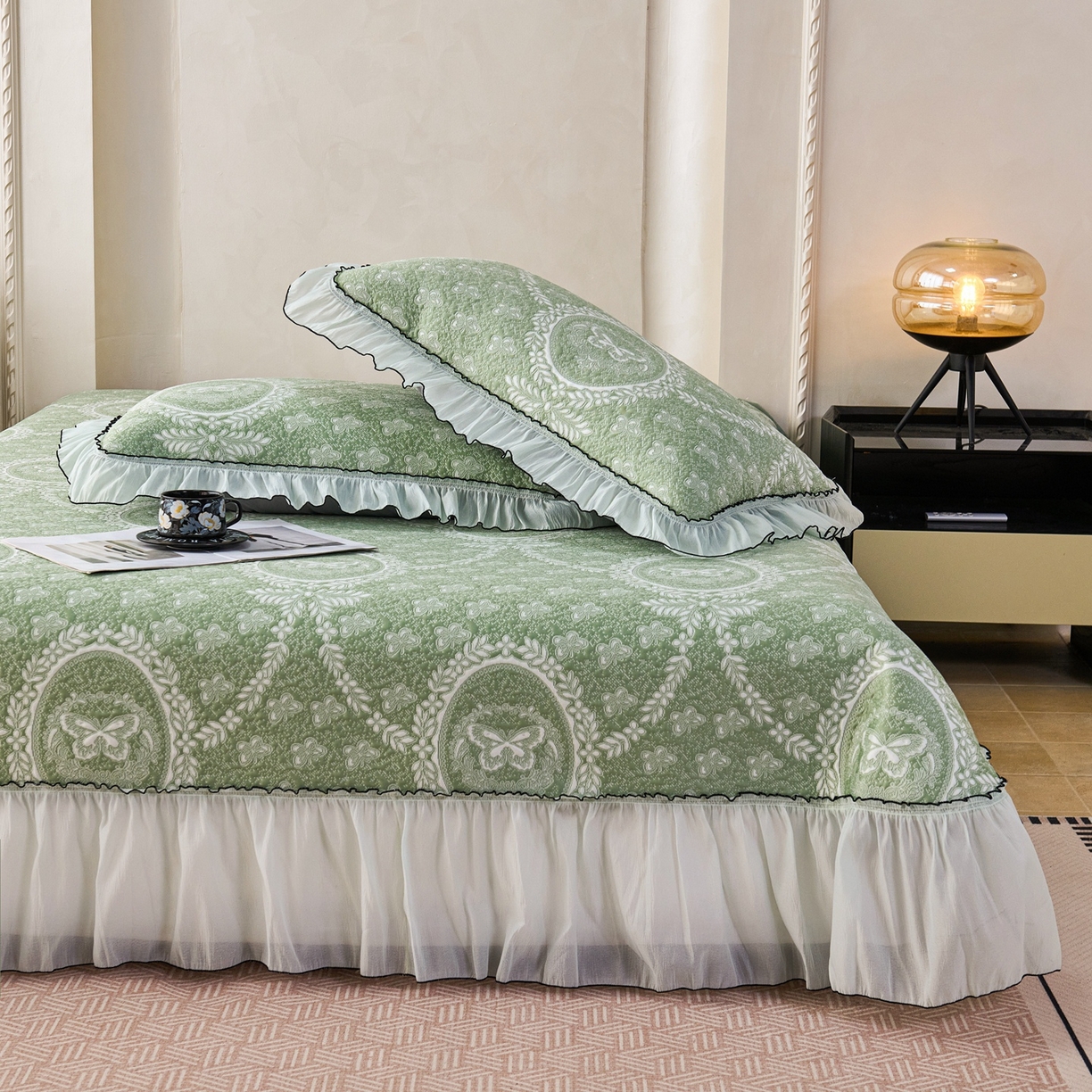 91家纺网 家纺一手货源 找家纺 梵克保罗 2026春夏新款PE乙纶冰豆豆双色提花床裙款凉席席子三件套-蝶舞花间系列 蝶舞花间-果绿