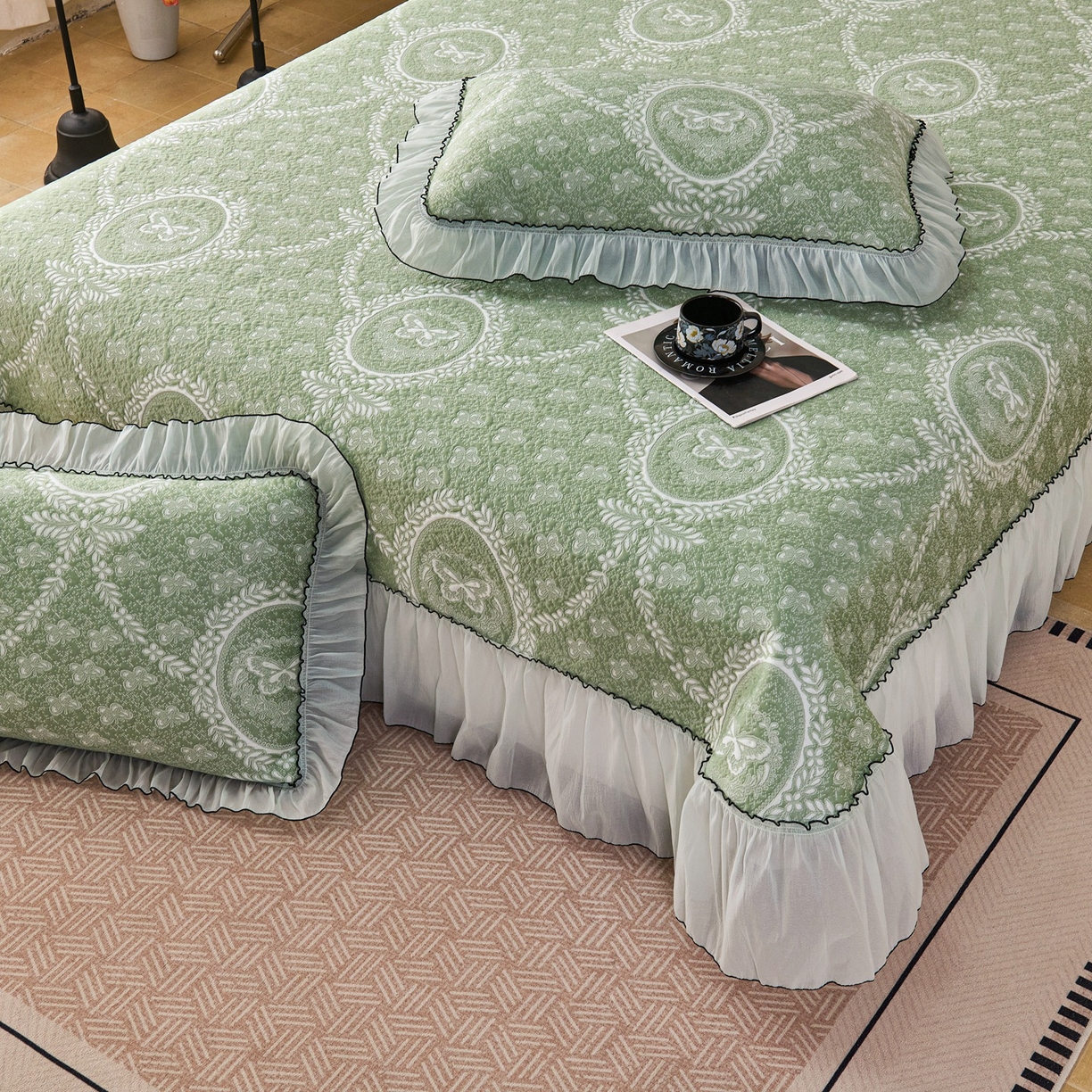 91家纺网 家纺一手货源 找家纺 梵克保罗 2026春夏新款PE乙纶冰豆豆双色提花床裙款凉席席子三件套-蝶舞花间系列 蝶舞花间-果绿