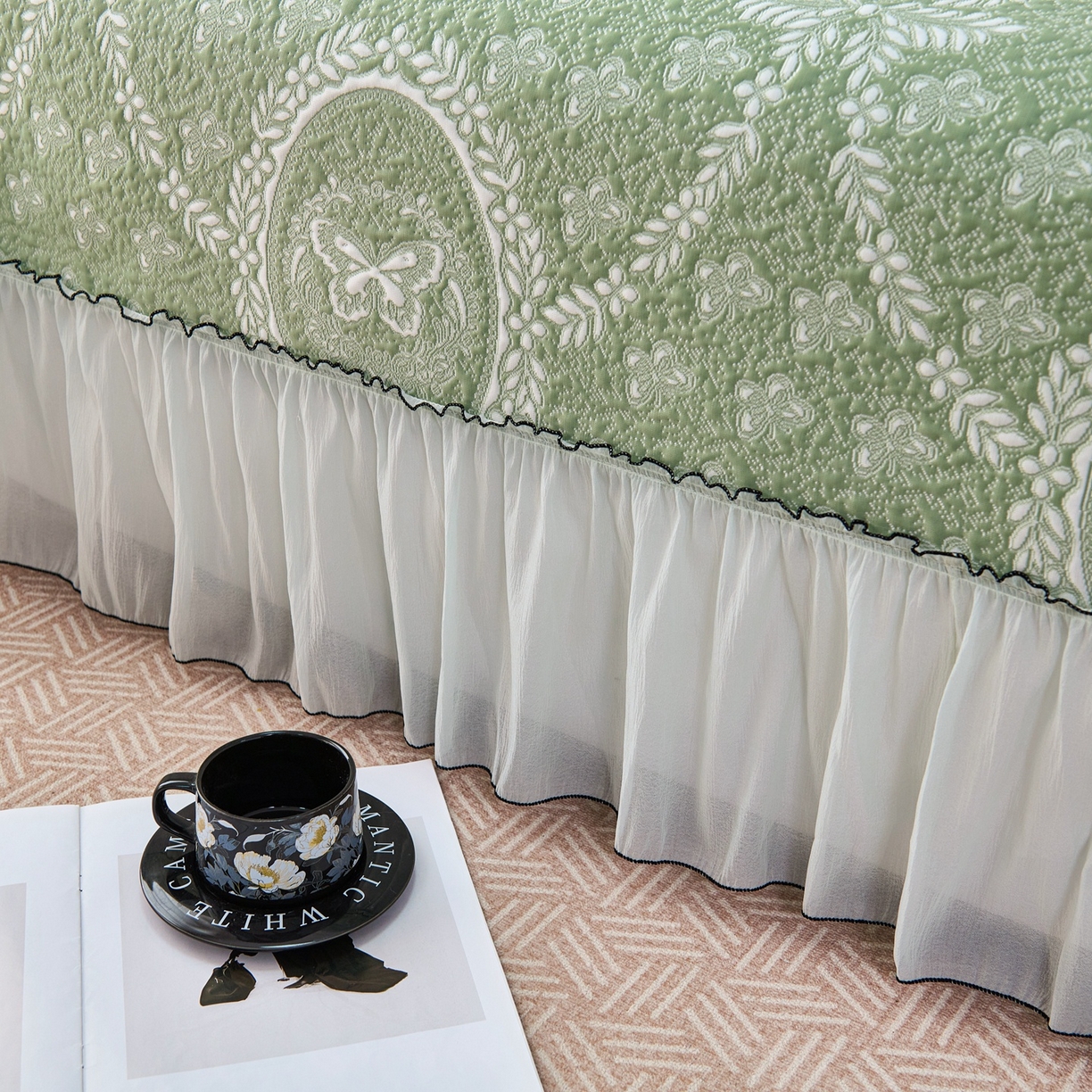 91家纺网 家纺一手货源 找家纺 梵克保罗 2026春夏新款PE乙纶冰豆豆双色提花床裙款凉席席子三件套-蝶舞花间系列 蝶舞花间-果绿