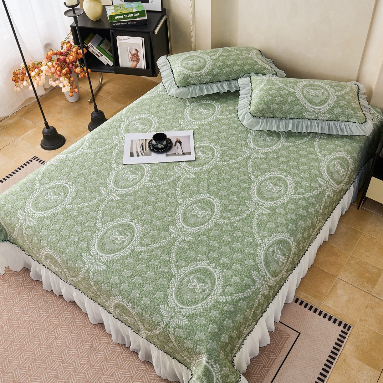 91家纺网 家纺一手货源 找家纺 梵克保罗 2026春夏新款PE乙纶冰豆豆双色提花床裙款凉席席子三件套-蝶舞花间系列 蝶舞花间-果绿