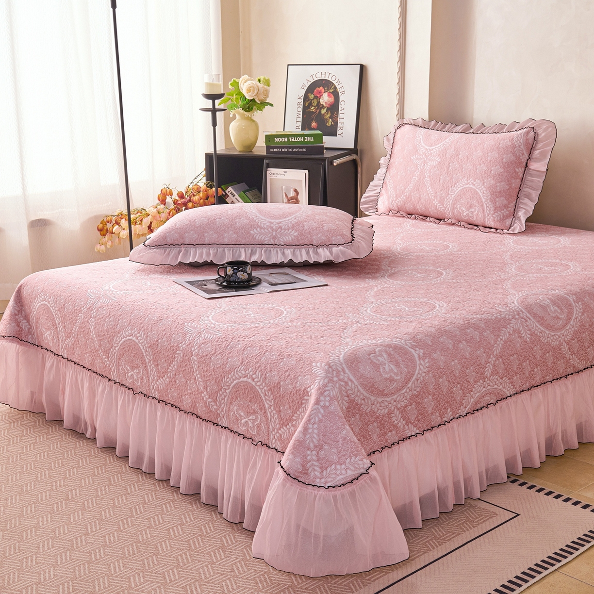 91家纺网 家纺一手货源 找家纺 梵克保罗 2026春夏新款PE乙纶冰豆豆双色提花床裙款凉席席子三件套-蝶舞花间系列 蝶舞花间-雾粉