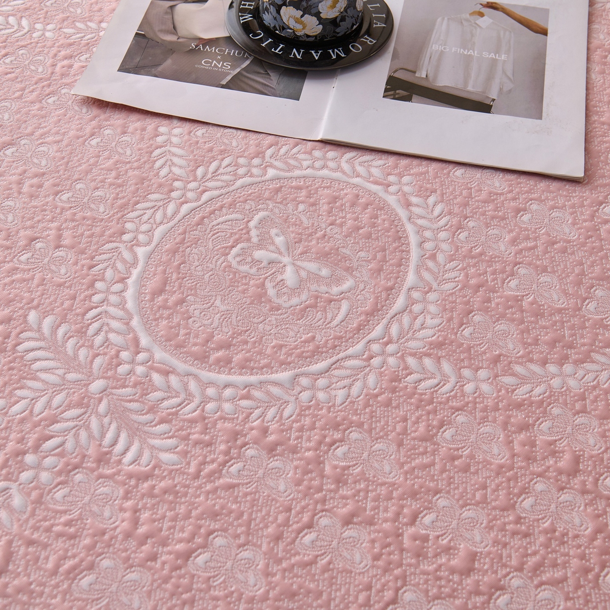 91家纺网 家纺一手货源 找家纺 梵克保罗 2026春夏新款PE乙纶冰豆豆双色提花床裙款凉席席子三件套-蝶舞花间系列 蝶舞花间-雾粉