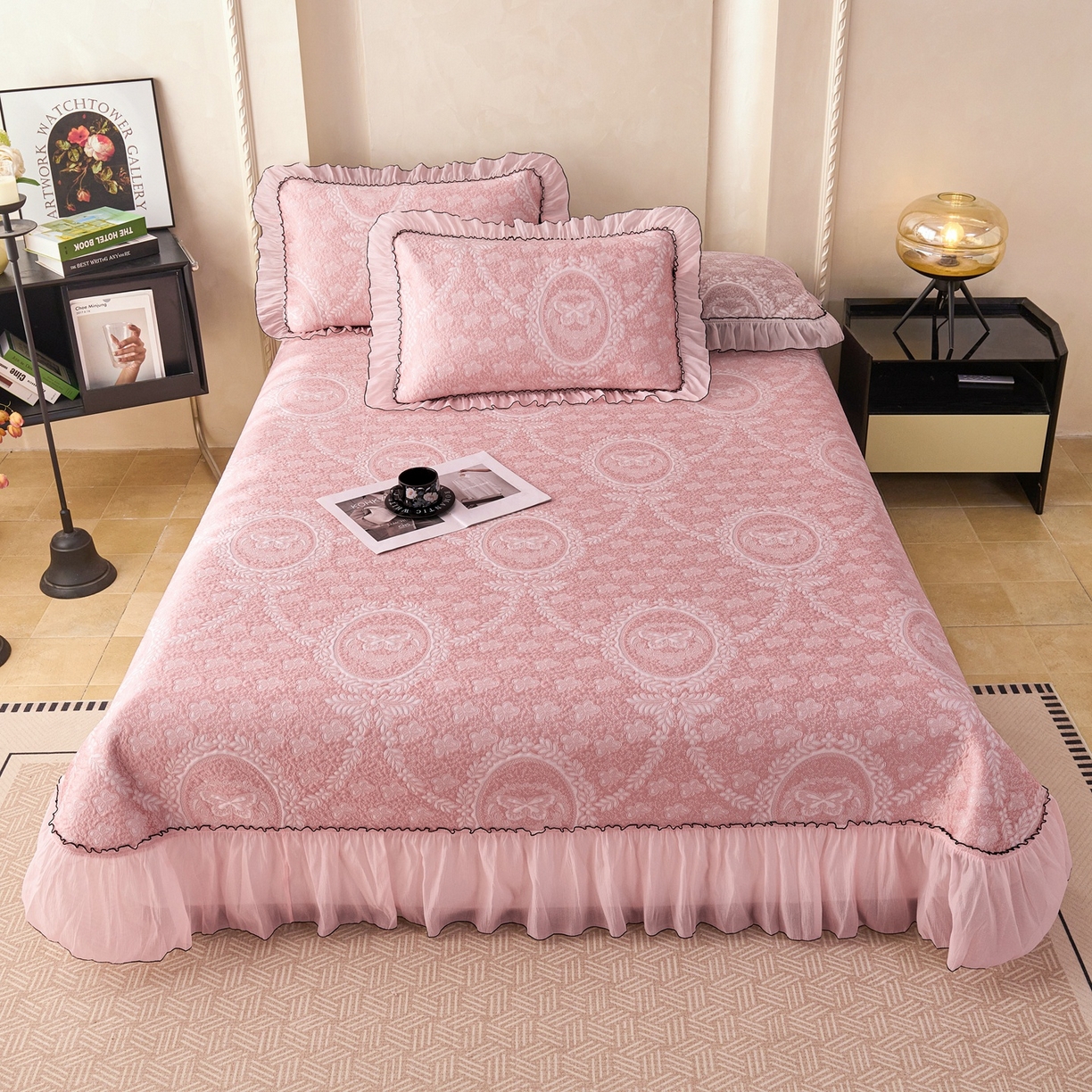 91家纺网 家纺一手货源 找家纺 梵克保罗 2026春夏新款PE乙纶冰豆豆双色提花床裙款凉席席子三件套-蝶舞花间系列 蝶舞花间-雾粉