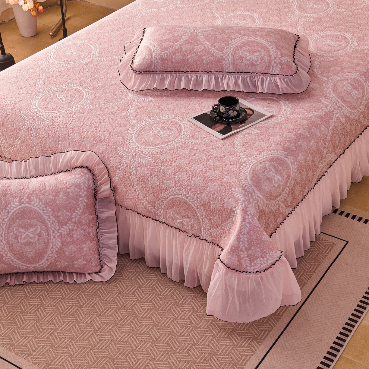 91家纺网 家纺一手货源 找家纺 梵克保罗 2026春夏新款PE乙纶冰豆豆双色提花床裙款凉席席子三件套-蝶舞花间系列 蝶舞花间-雾粉