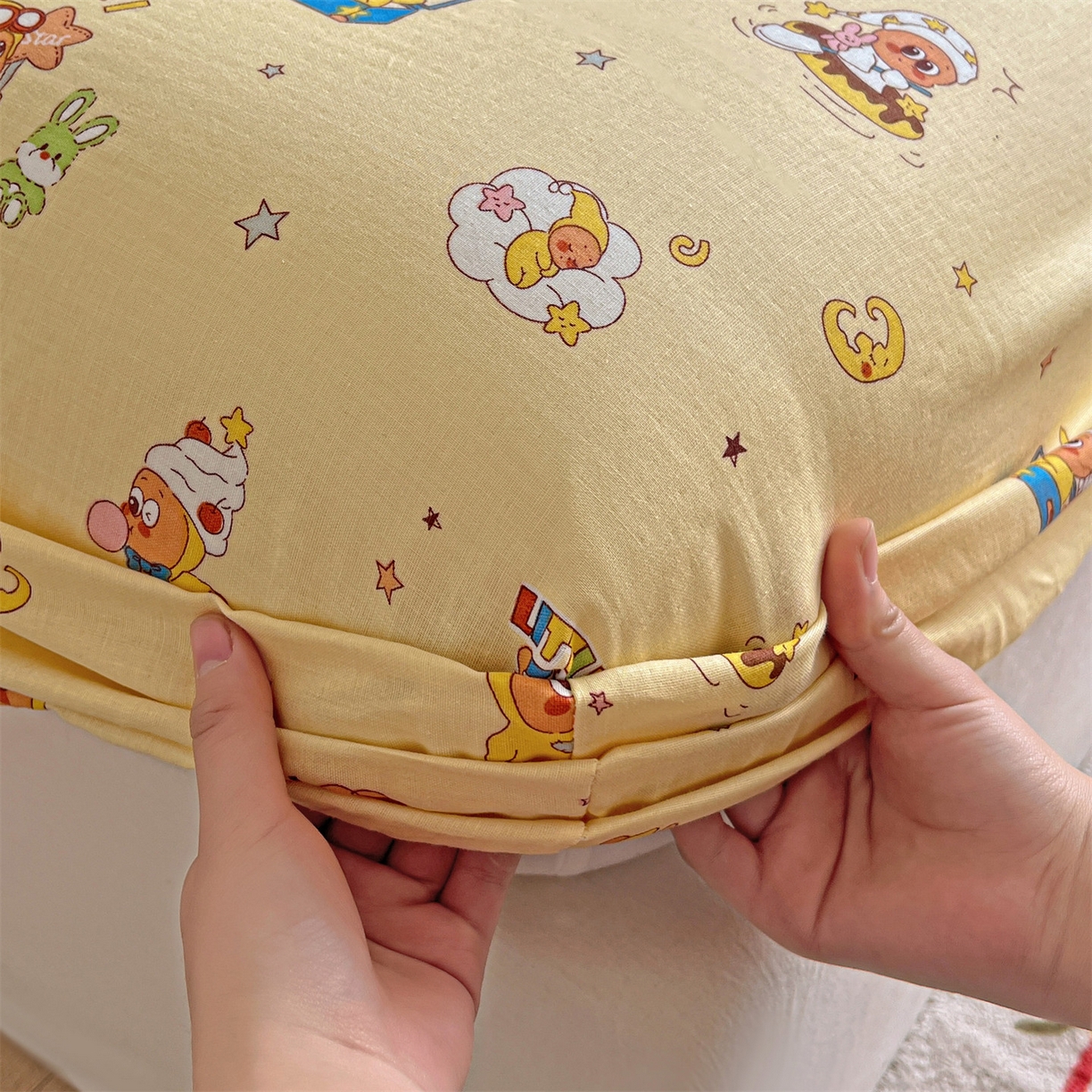 91家纺网 家纺一手货源 找家纺 名兮家居 2026新款全棉纯棉A类卡通时尚风双层纱床笠单品床笠床笠单件 双层纱-奶黄星仔