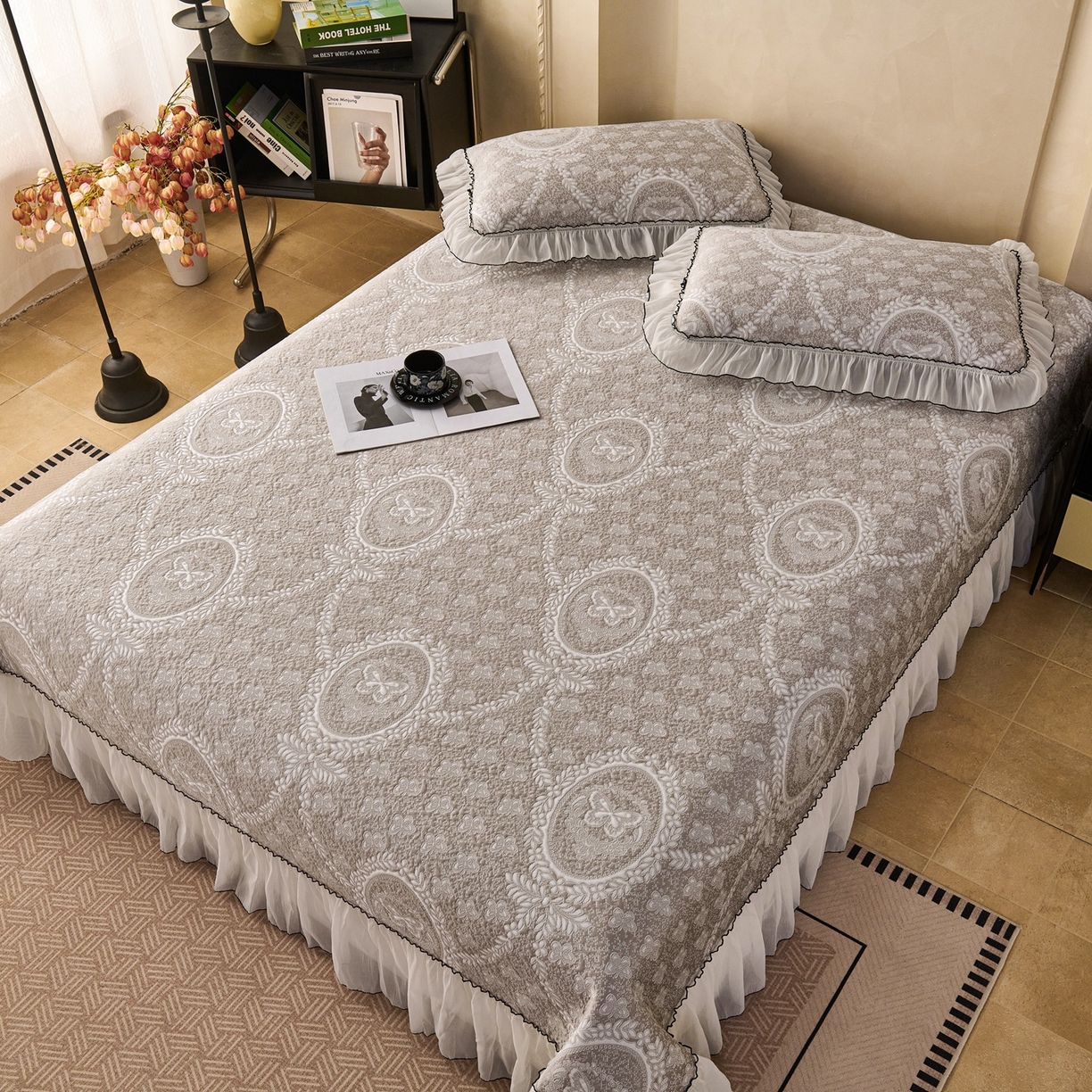 91家纺网 家纺一手货源 找家纺 梵克保罗 2026春夏新款PE乙纶冰豆豆双色提花床裙款凉席席子三件套-蝶舞花间系列 蝶舞花间-香槟