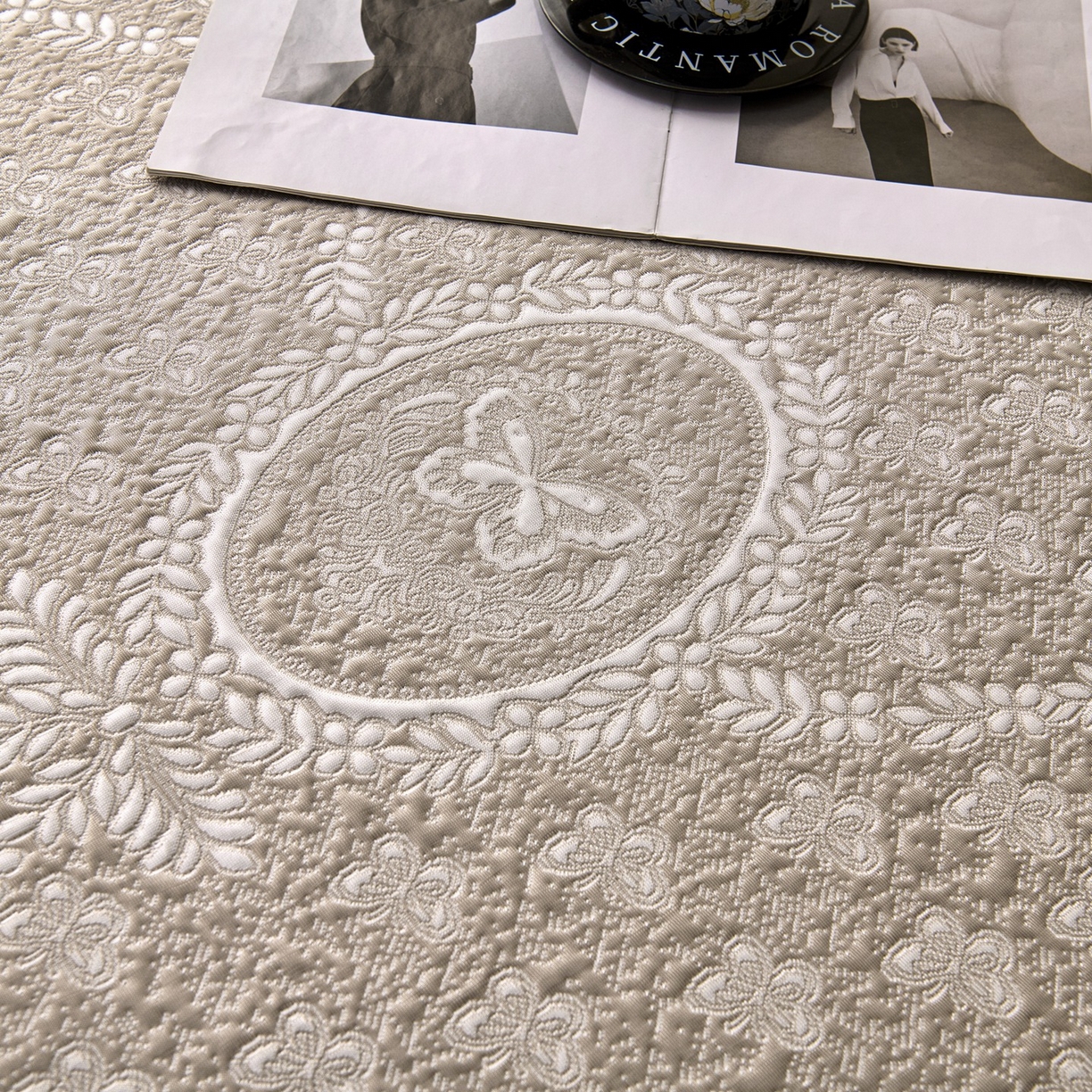 91家纺网 家纺一手货源 找家纺 梵克保罗 2026春夏新款PE乙纶冰豆豆双色提花床裙款凉席席子三件套-蝶舞花间系列 蝶舞花间-香槟