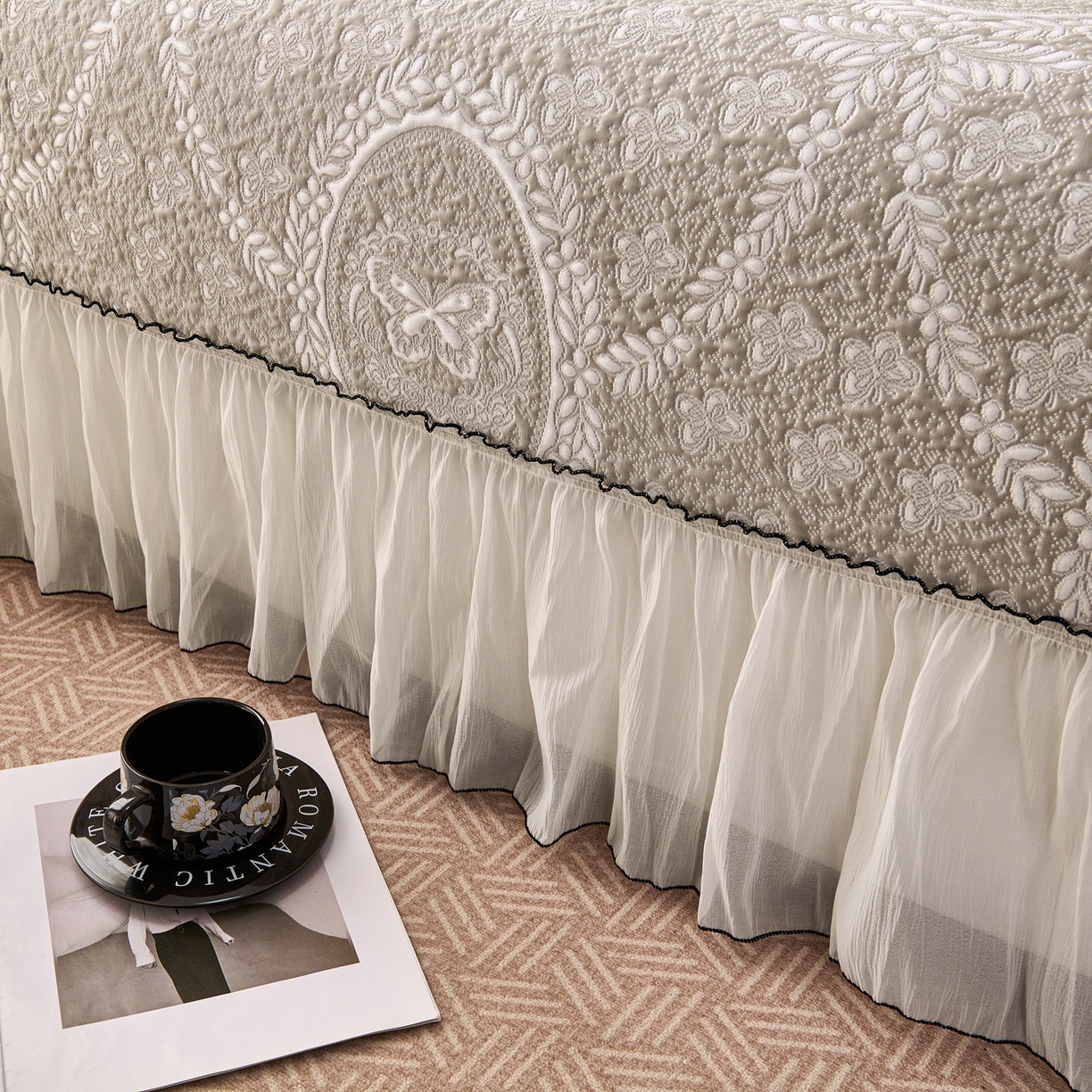 91家纺网 家纺一手货源 找家纺 梵克保罗 2026春夏新款PE乙纶冰豆豆双色提花床裙款凉席席子三件套-蝶舞花间系列 蝶舞花间-香槟