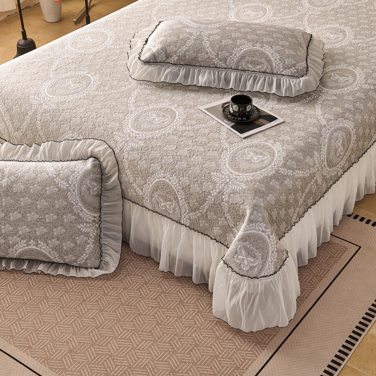 91家纺网 家纺一手货源 找家纺 梵克保罗 2026春夏新款PE乙纶冰豆豆双色提花床裙款凉席席子三件套-蝶舞花间系列 蝶舞花间-香槟