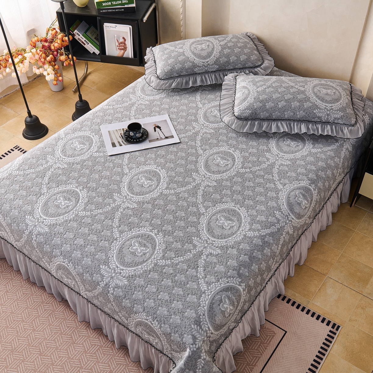 91家纺网 家纺一手货源 找家纺 梵克保罗 2026春夏新款PE乙纶冰豆豆双色提花床裙款凉席席子三件套-蝶舞花间系列 蝶舞花间-烟灰