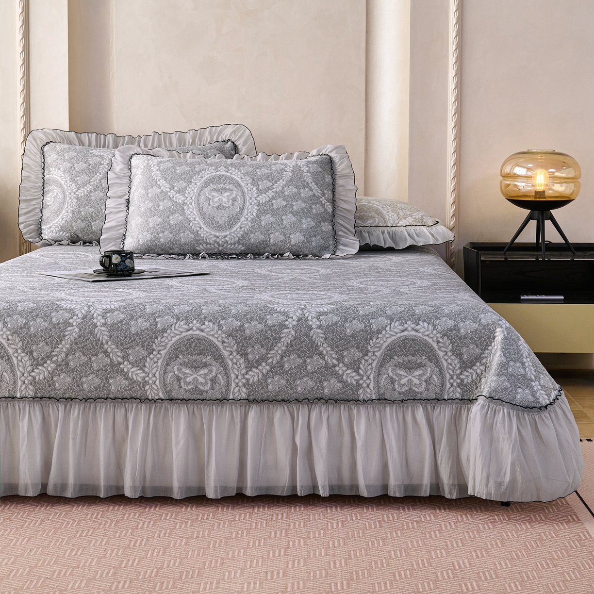 91家纺网 家纺一手货源 找家纺 梵克保罗 2026春夏新款PE乙纶冰豆豆双色提花床裙款凉席席子三件套-蝶舞花间系列 蝶舞花间-烟灰