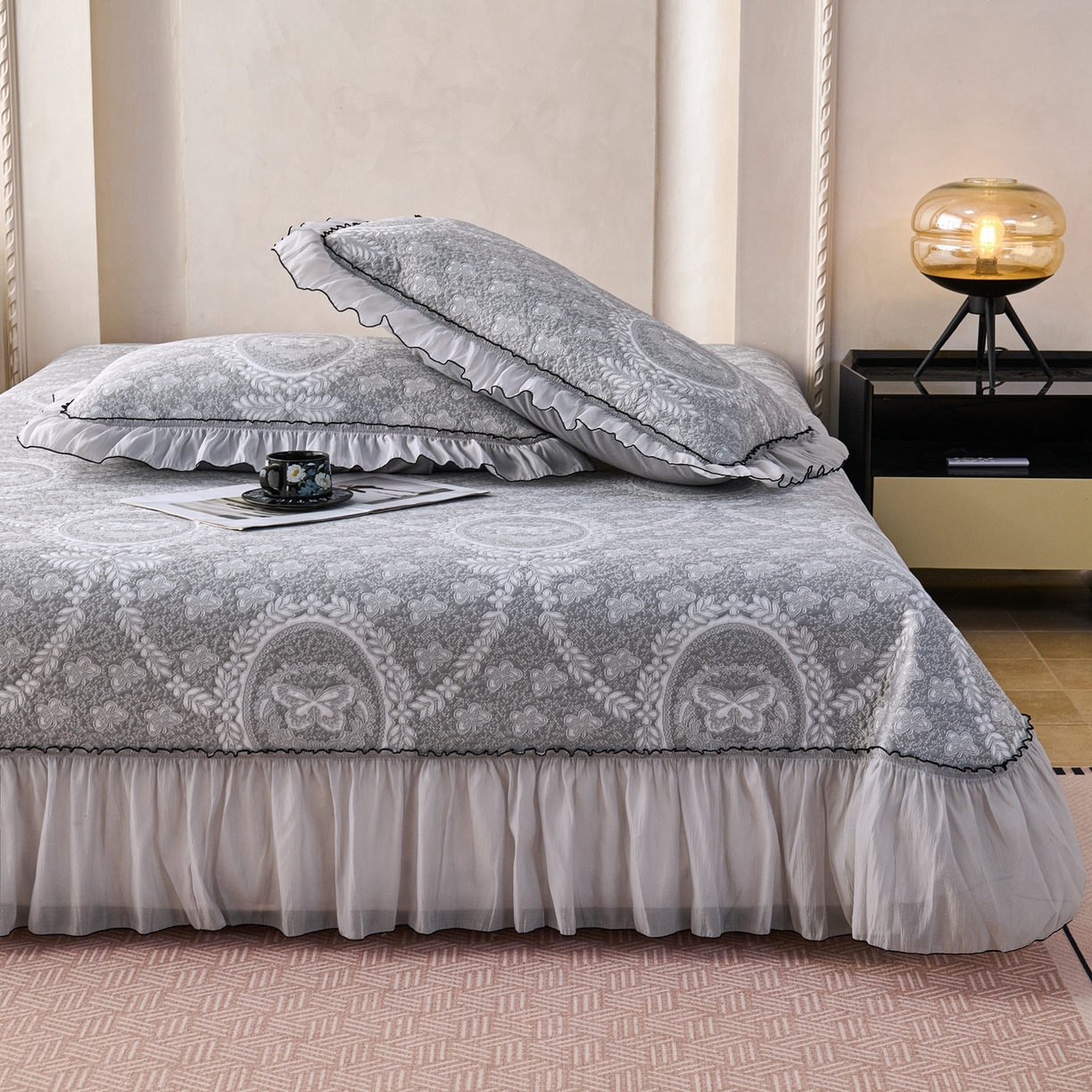 91家纺网 家纺一手货源 找家纺 梵克保罗 2026春夏新款PE乙纶冰豆豆双色提花床裙款凉席席子三件套-蝶舞花间系列 蝶舞花间-烟灰