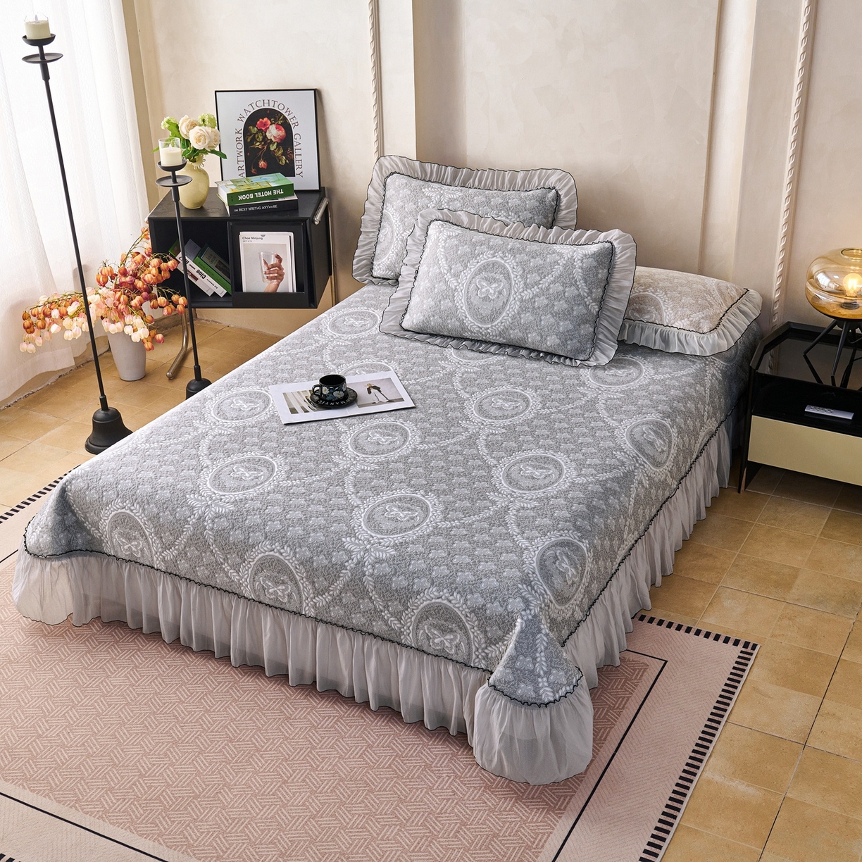 91家纺网 家纺一手货源 找家纺 梵克保罗 2026春夏新款PE乙纶冰豆豆双色提花床裙款凉席席子三件套-蝶舞花间系列 蝶舞花间-烟灰