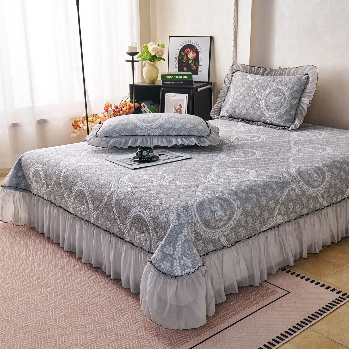 91家纺网 家纺一手货源 找家纺 梵克保罗 2026春夏新款PE乙纶冰豆豆双色提花床裙款凉席席子三件套-蝶舞花间系列 蝶舞花间-烟灰