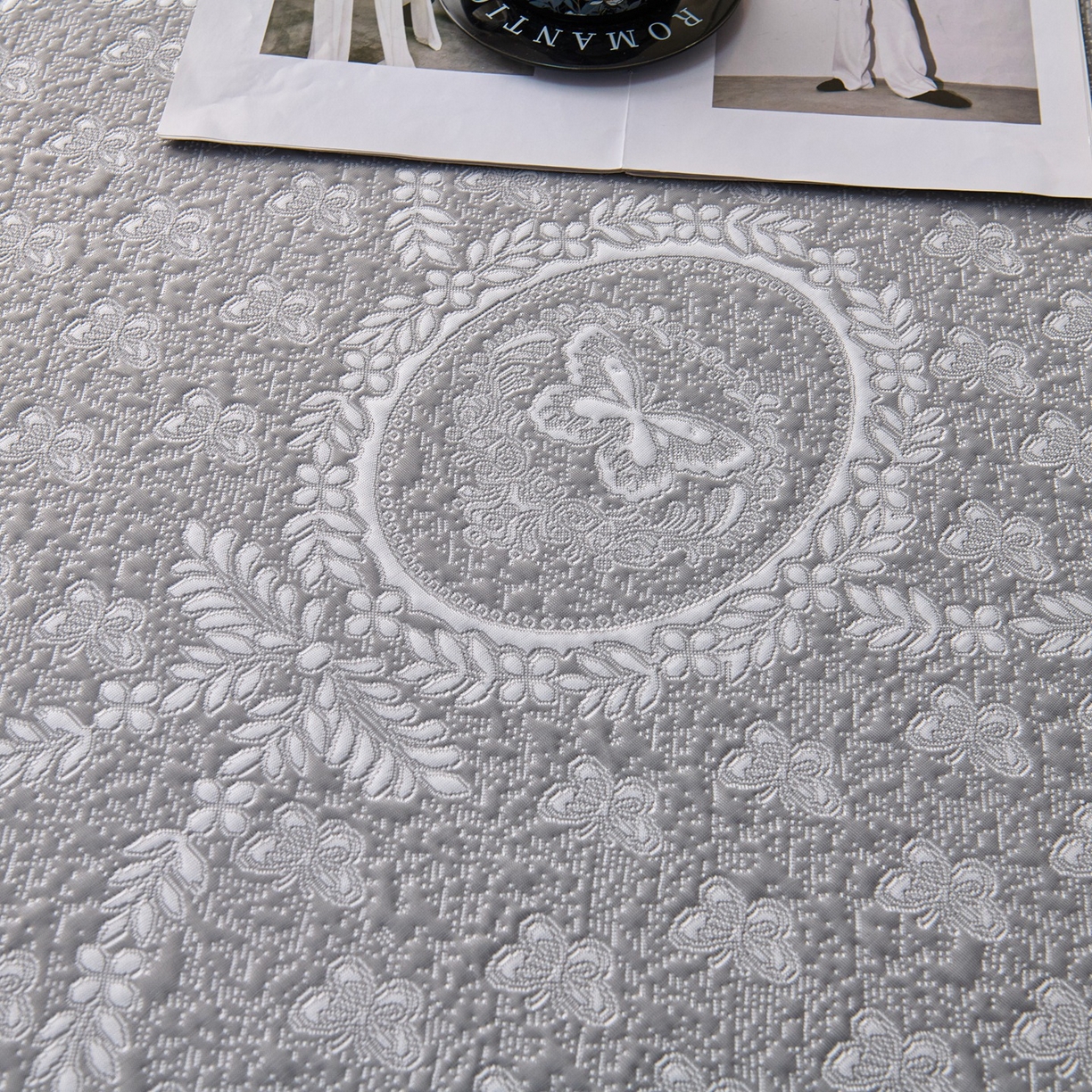 91家纺网 家纺一手货源 找家纺 梵克保罗 2026春夏新款PE乙纶冰豆豆双色提花床裙款凉席席子三件套-蝶舞花间系列 蝶舞花间-烟灰