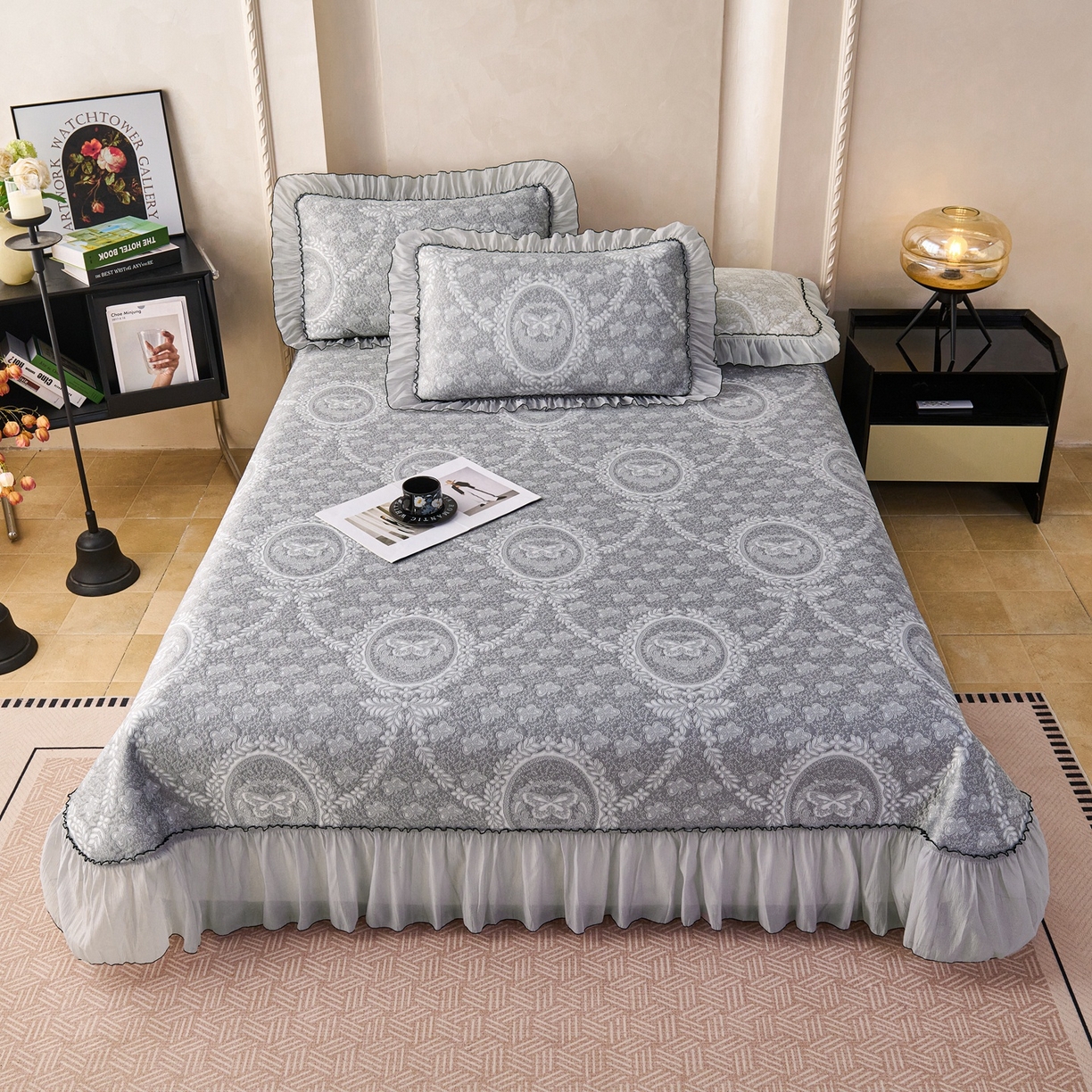 91家纺网 家纺一手货源 找家纺 梵克保罗 2026春夏新款PE乙纶冰豆豆双色提花床裙款凉席席子三件套-蝶舞花间系列 蝶舞花间-烟灰