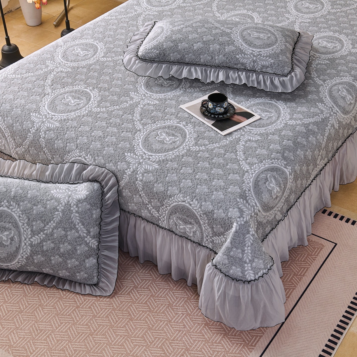 91家纺网 家纺一手货源 找家纺 梵克保罗 2026春夏新款PE乙纶冰豆豆双色提花床裙款凉席席子三件套-蝶舞花间系列 蝶舞花间-烟灰