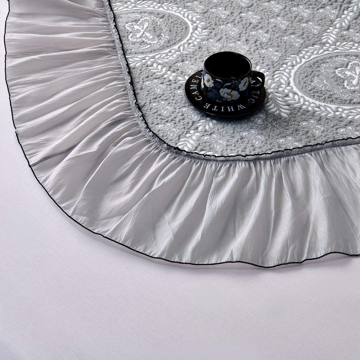 91家纺网 家纺一手货源 找家纺 梵克保罗 2026春夏新款PE乙纶冰豆豆双色提花床裙款凉席席子三件套-蝶舞花间系列 蝶舞花间-烟灰