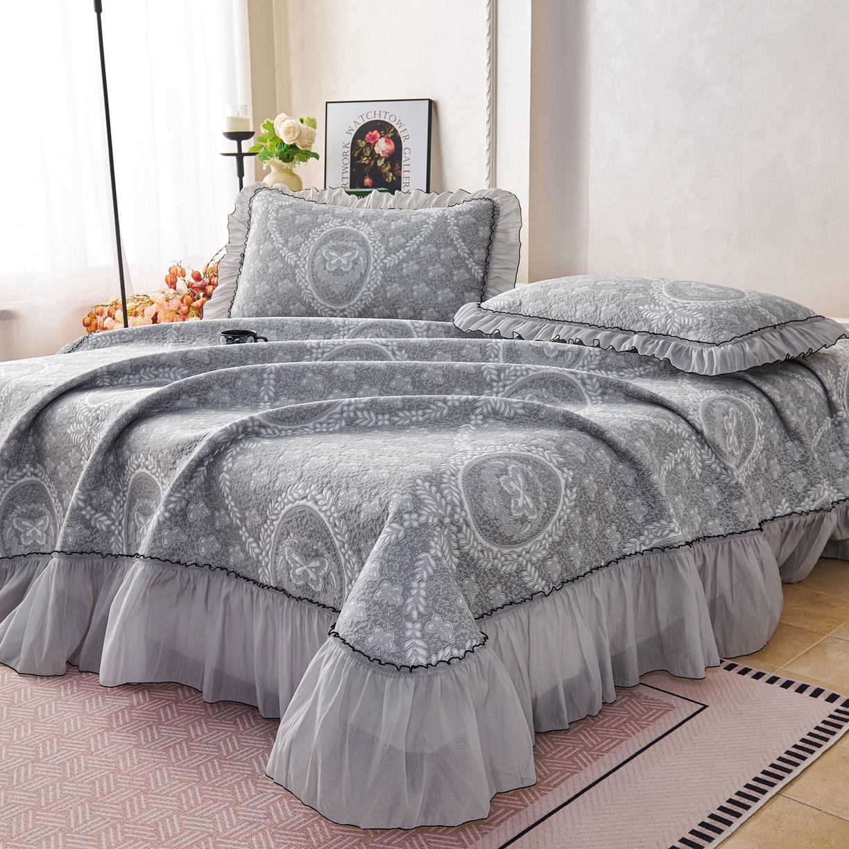 91家纺网 家纺一手货源 找家纺 梵克保罗 2026春夏新款PE乙纶冰豆豆双色提花床裙款凉席席子三件套-蝶舞花间系列 蝶舞花间-烟灰