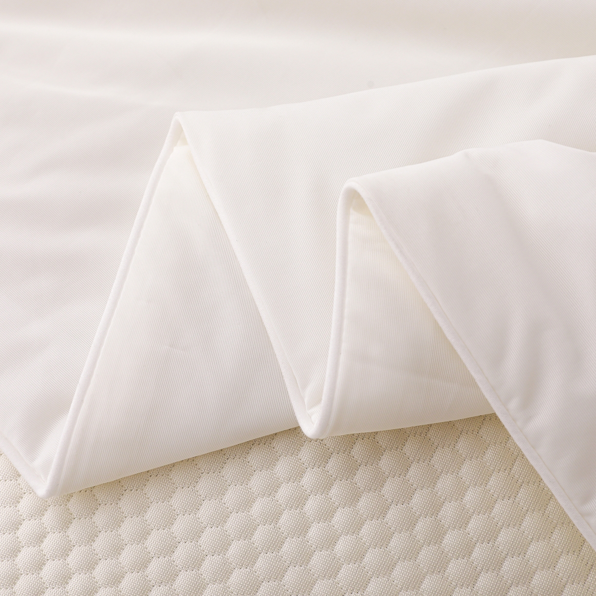 91家纺网 家纺一手货源 找家纺 （总）富馨莱 2026新款PE乙纶高克重豆豆凉席凉感丝夏被四件套