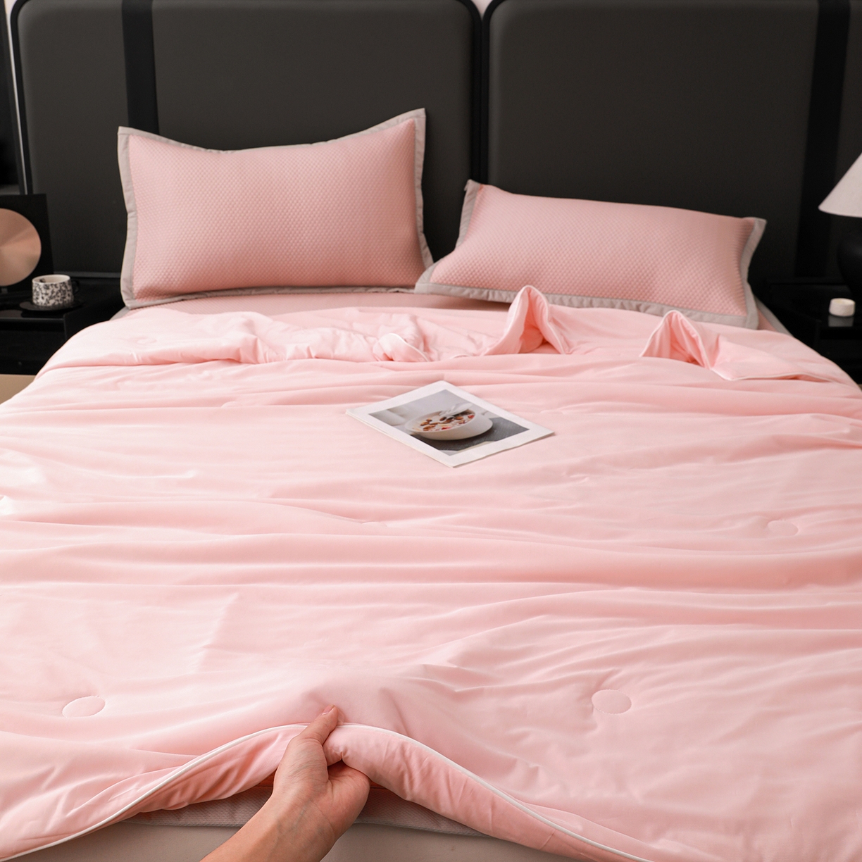 91家纺网 家纺一手货源 找家纺 富馨莱 2026新款PE乙纶高克重豆豆凉席凉感丝夏被四件套 冰粉色