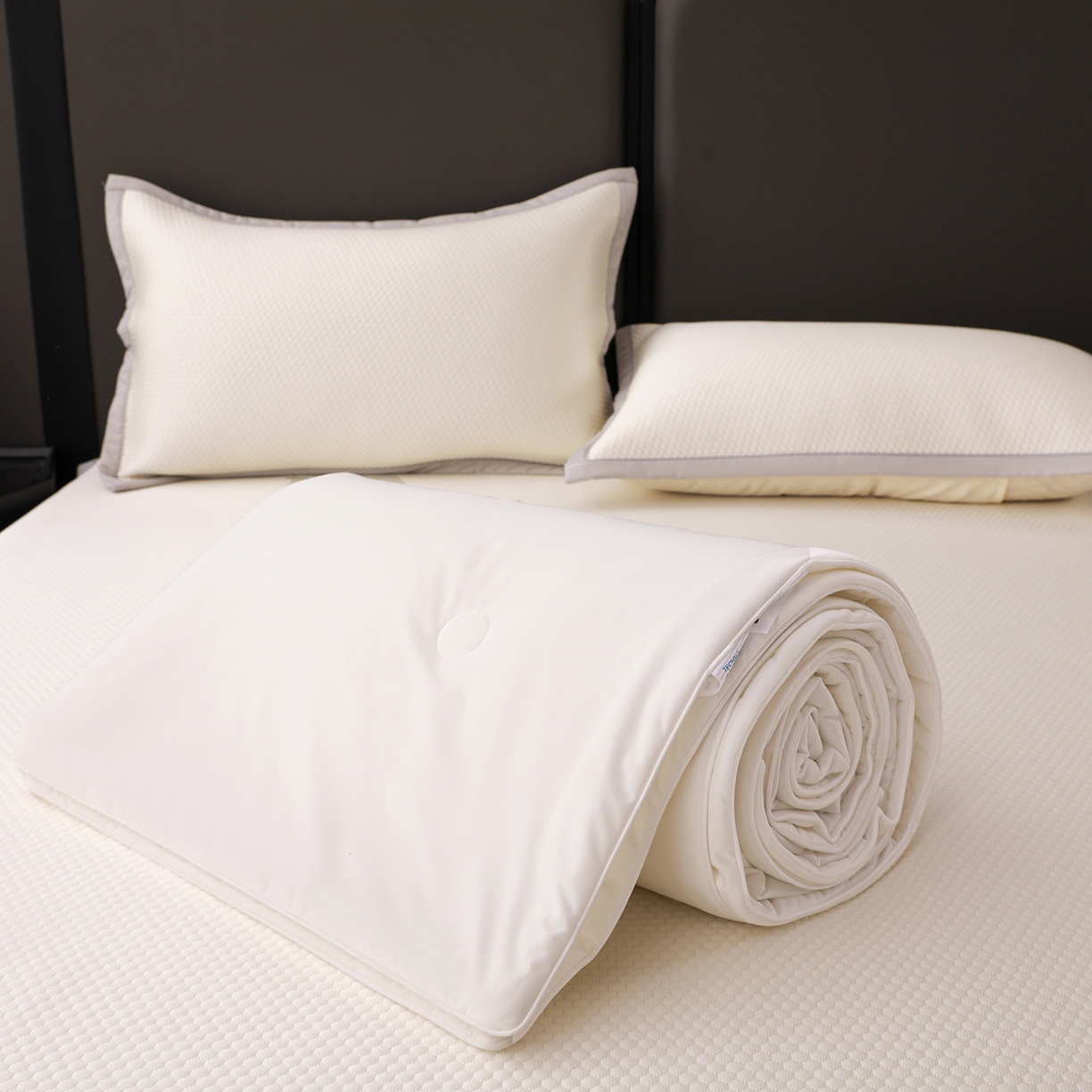 91家纺网 家纺一手货源 找家纺 富馨莱 2026新款PE乙纶高克重豆豆凉席凉感丝夏被四件套 冰白色