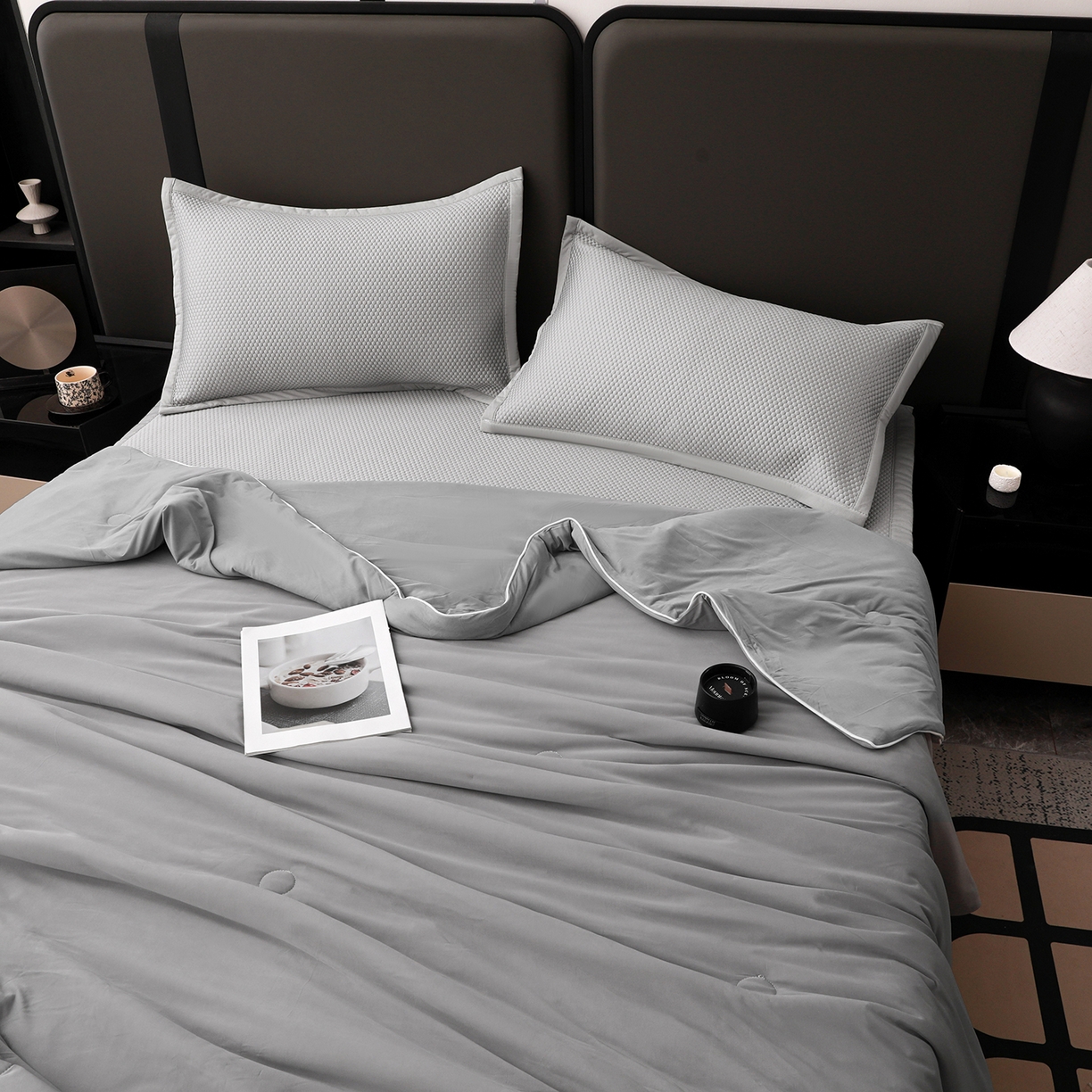 91家纺网 家纺一手货源 找家纺 富馨莱 2026新款PE乙纶高克重豆豆凉席凉感丝夏被四件套 冰灰色