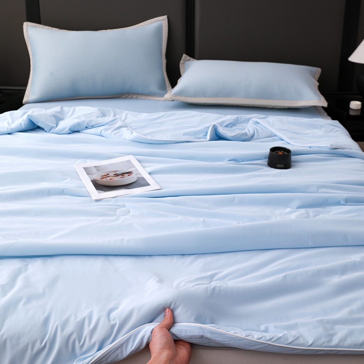 91家纺网 家纺一手货源 找家纺 富馨莱 2026新款PE乙纶高克重豆豆凉席凉感丝夏被四件套 冰蓝色