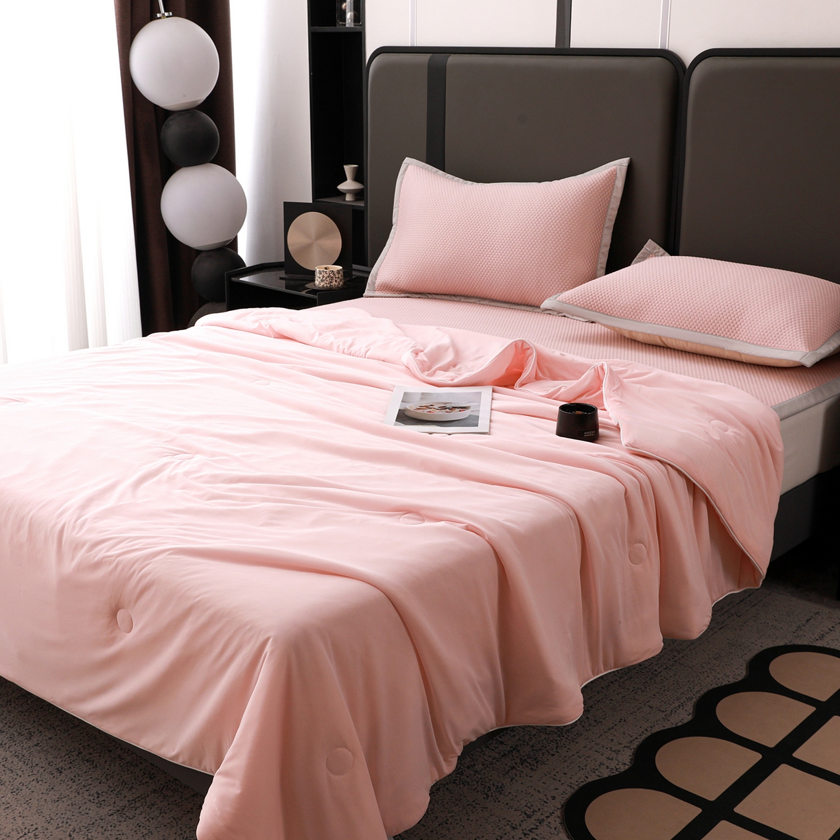 91家纺网 家纺一手货源 找家纺 富馨莱 2026新款PE乙纶高克重豆豆凉席凉感丝夏被四件套 冰粉色