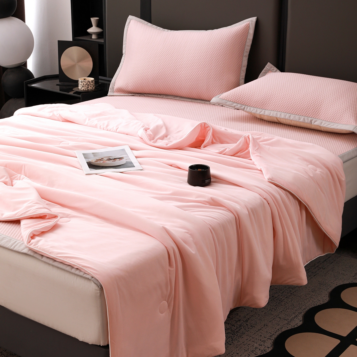 91家纺网 家纺一手货源 找家纺 富馨莱 2026新款PE乙纶高克重豆豆凉席凉感丝夏被四件套 冰粉色