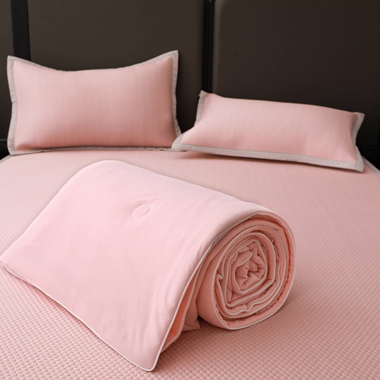 91家纺网 家纺一手货源 找家纺 富馨莱 2026新款PE乙纶高克重豆豆凉席凉感丝夏被四件套 冰粉色