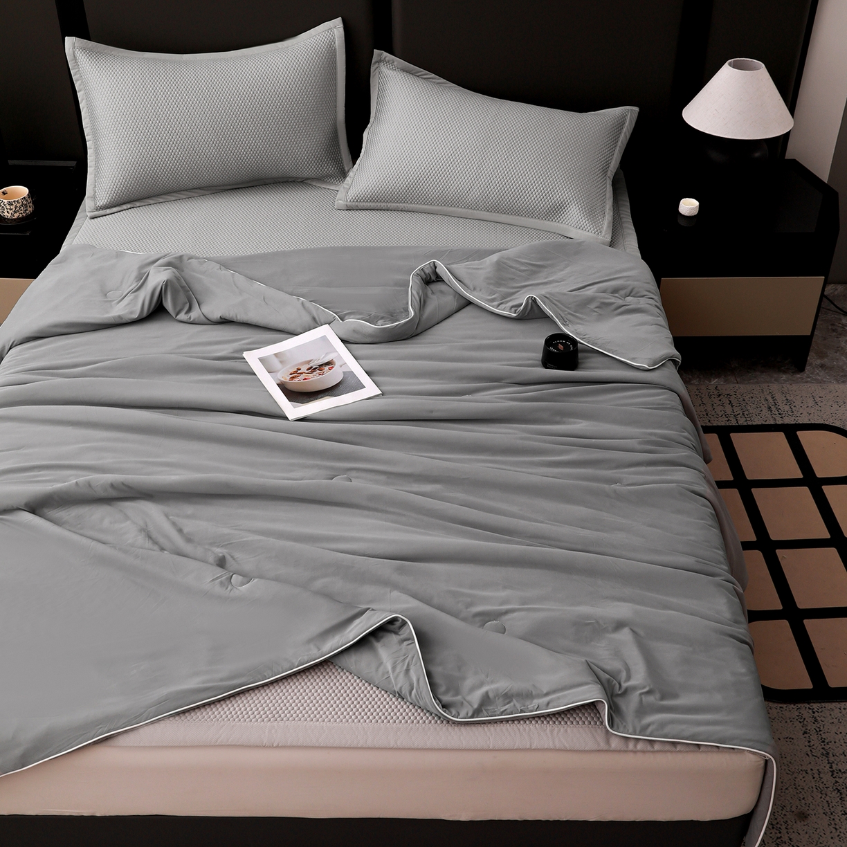 91家纺网 家纺一手货源 找家纺 富馨莱 2026新款PE乙纶高克重豆豆凉席凉感丝夏被四件套 冰灰色