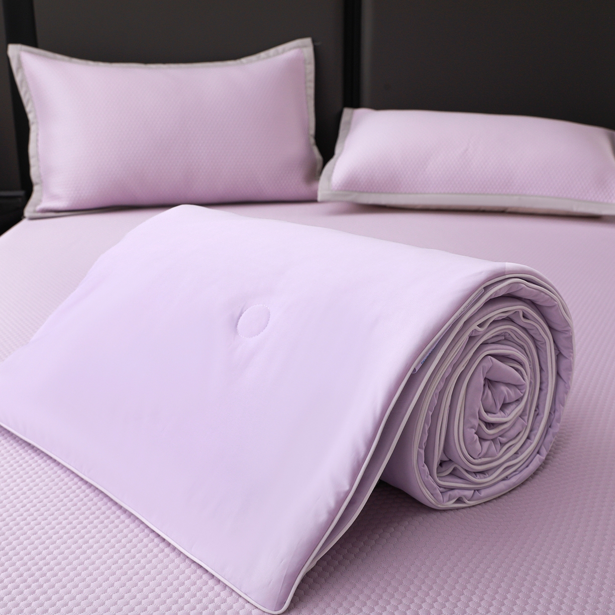 91家纺网 家纺一手货源 找家纺 富馨莱 2026新款PE乙纶高克重豆豆凉席凉感丝夏被四件套 冰紫色