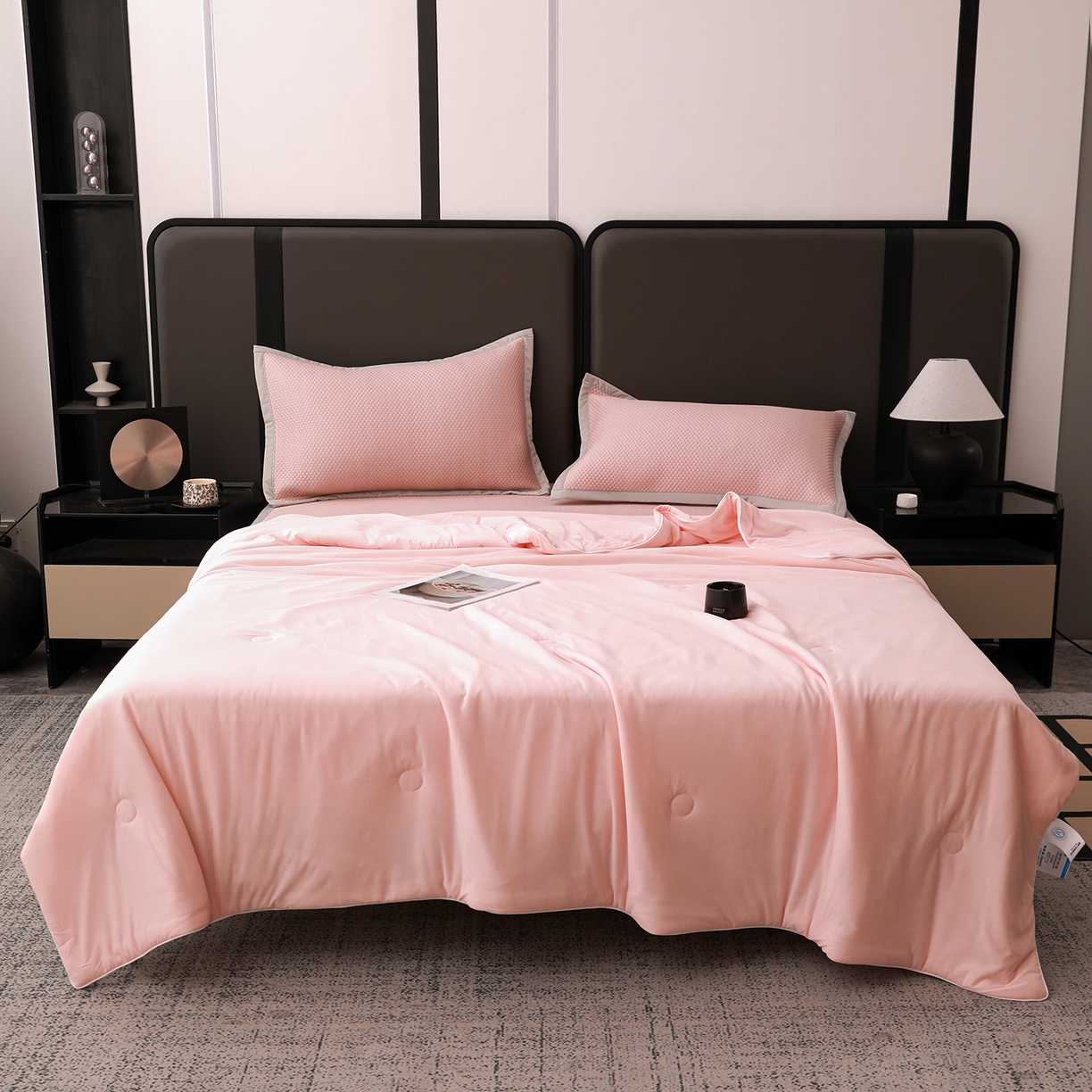 91家纺网 家纺一手货源 找家纺 富馨莱 2026新款PE乙纶高克重豆豆凉席凉感丝夏被四件套 冰粉色