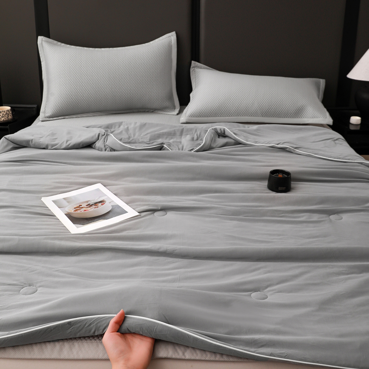 91家纺网 家纺一手货源 找家纺 富馨莱 2026新款PE乙纶高克重豆豆凉席凉感丝夏被四件套 冰灰色