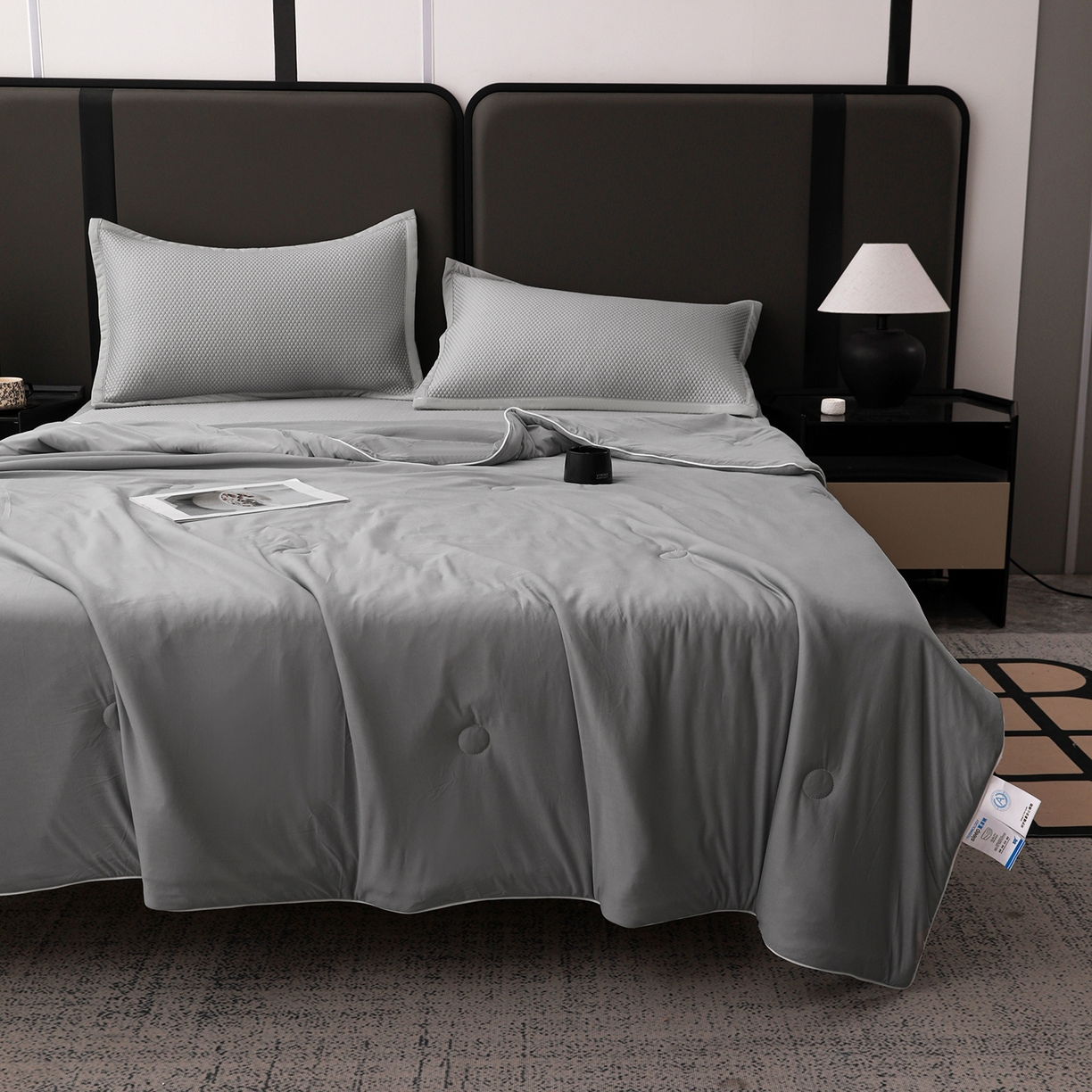 91家纺网 家纺一手货源 找家纺 富馨莱 2026新款PE乙纶高克重豆豆凉席凉感丝夏被四件套 冰灰色