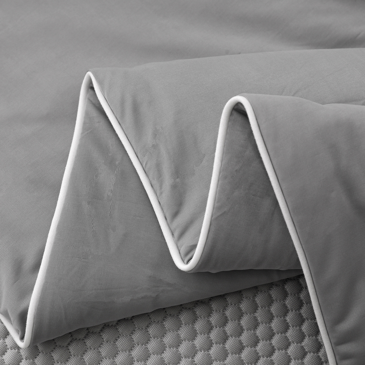 91家纺网 家纺一手货源 找家纺 富馨莱 2026新款PE乙纶高克重豆豆凉席凉感丝夏被四件套 冰灰色