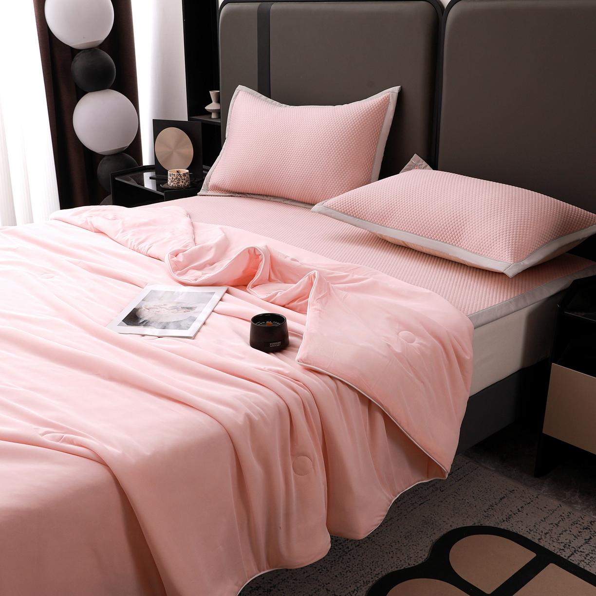 91家纺网 家纺一手货源 找家纺 富馨莱 2026新款PE乙纶高克重豆豆凉席凉感丝夏被四件套 冰粉色