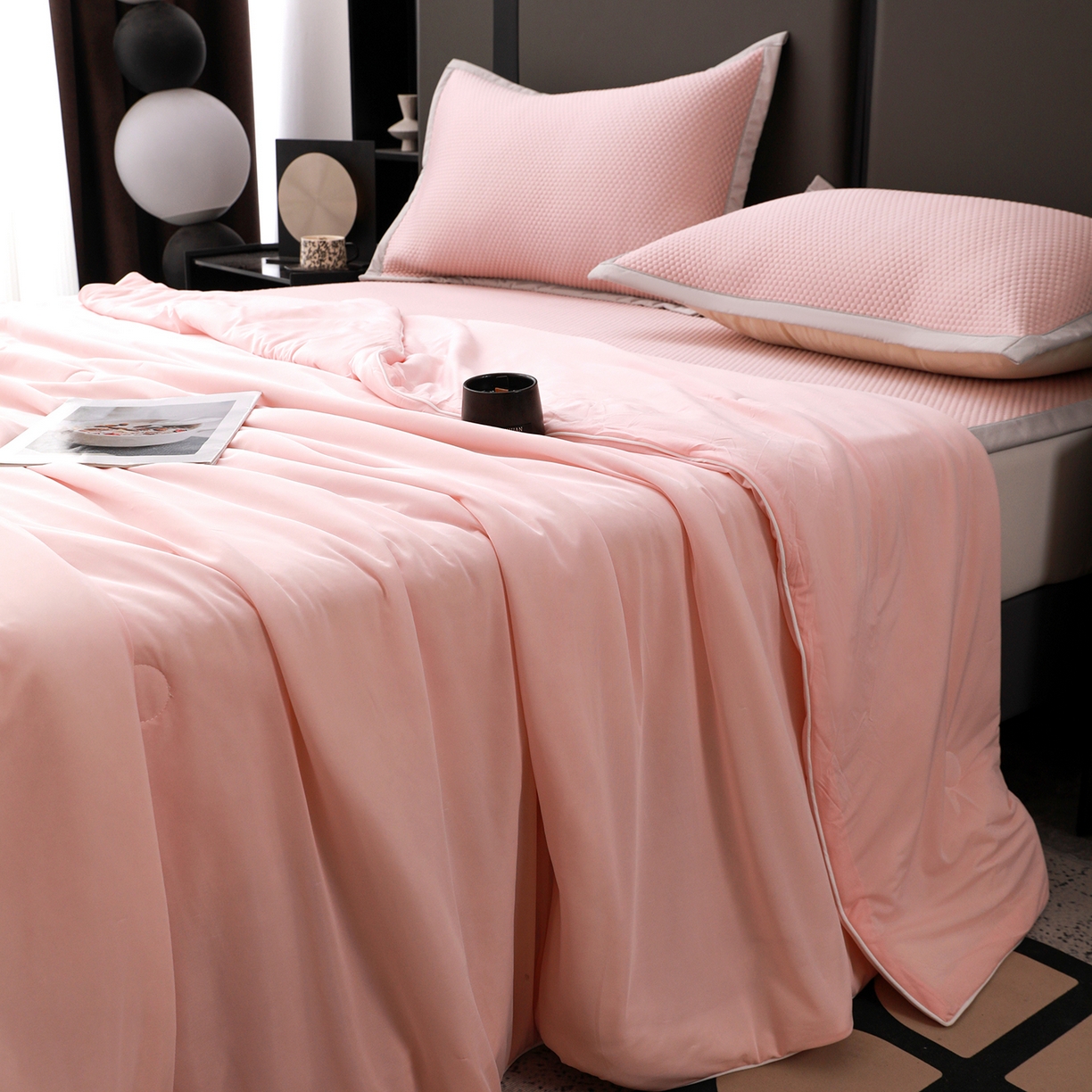 91家纺网 家纺一手货源 找家纺 富馨莱 2026新款PE乙纶高克重豆豆凉席凉感丝夏被四件套 冰粉色