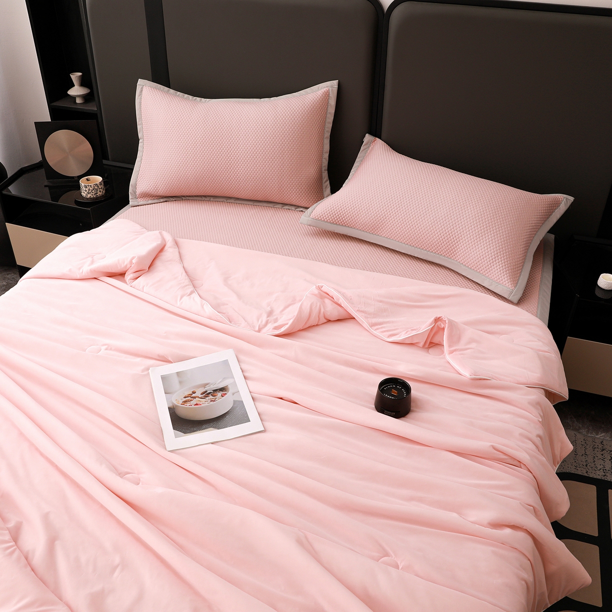 91家纺网 家纺一手货源 找家纺 富馨莱 2026新款PE乙纶高克重豆豆凉席凉感丝夏被四件套 冰粉色