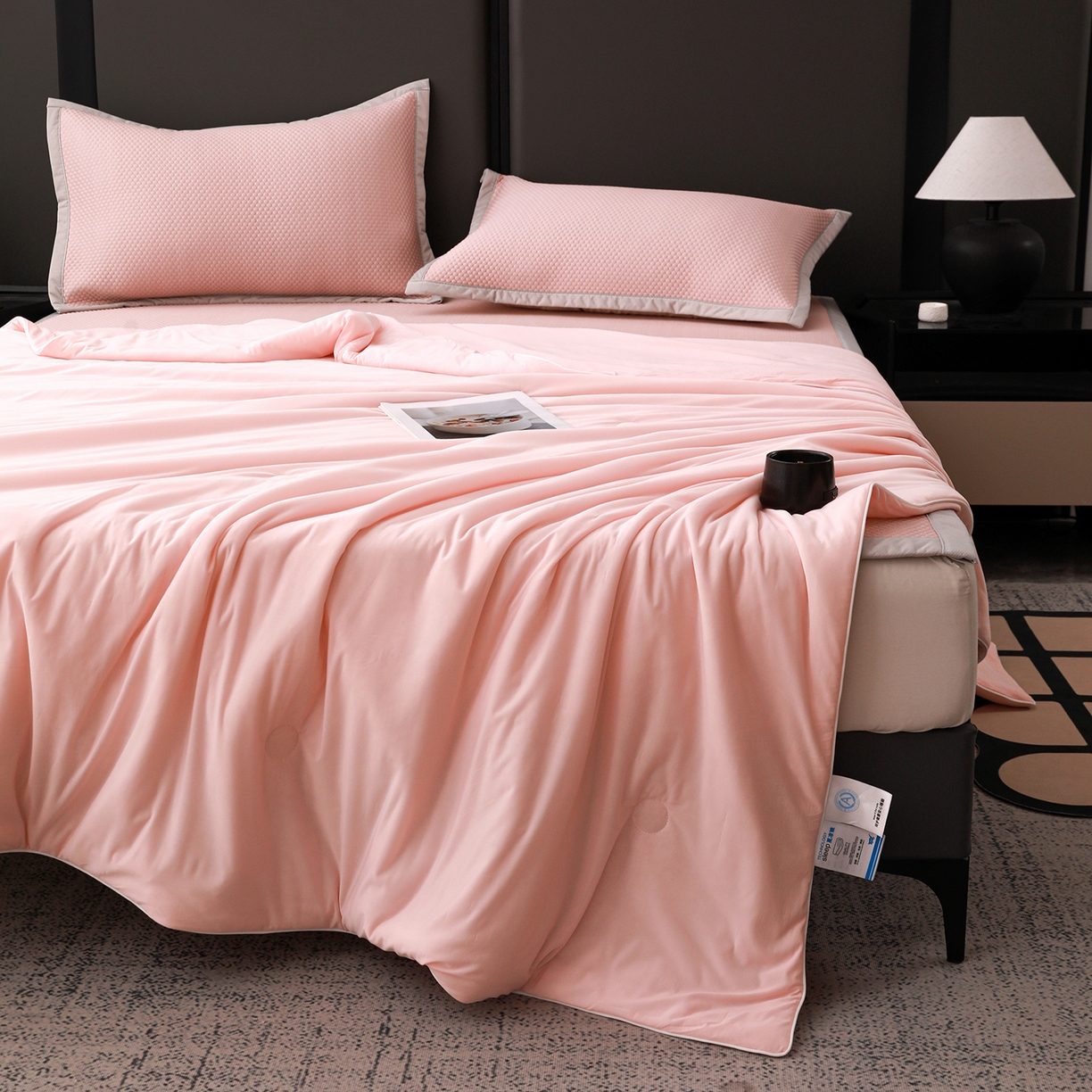 91家纺网 家纺一手货源 找家纺 富馨莱 2026新款PE乙纶高克重豆豆凉席凉感丝夏被四件套 冰粉色