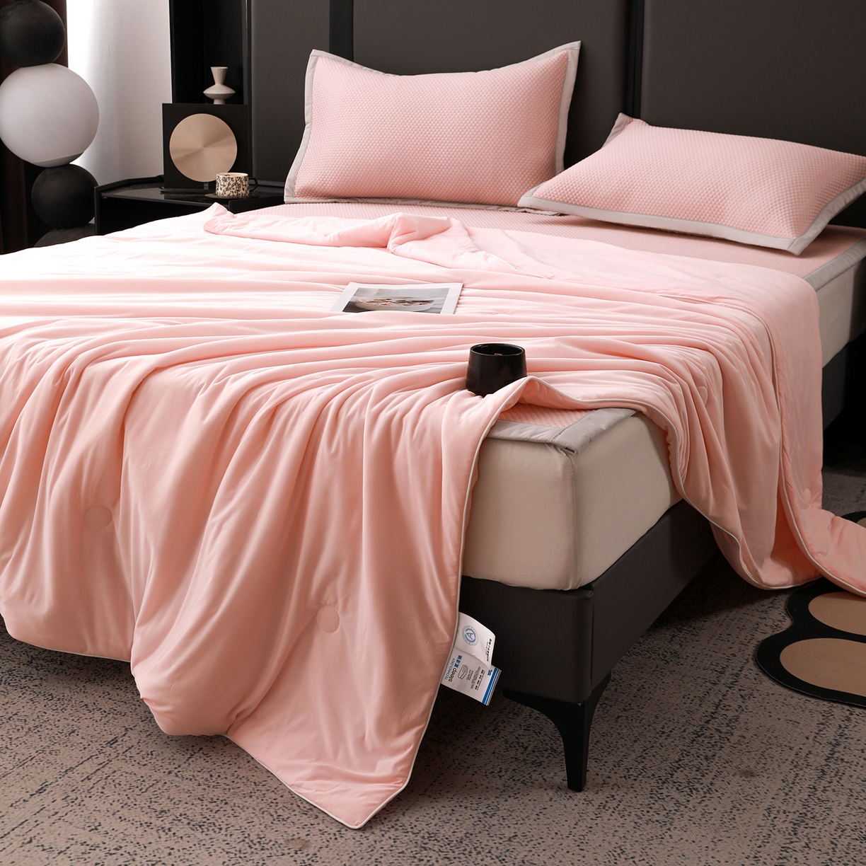 91家纺网 家纺一手货源 找家纺 富馨莱 2026新款PE乙纶高克重豆豆凉席凉感丝夏被四件套 冰粉色