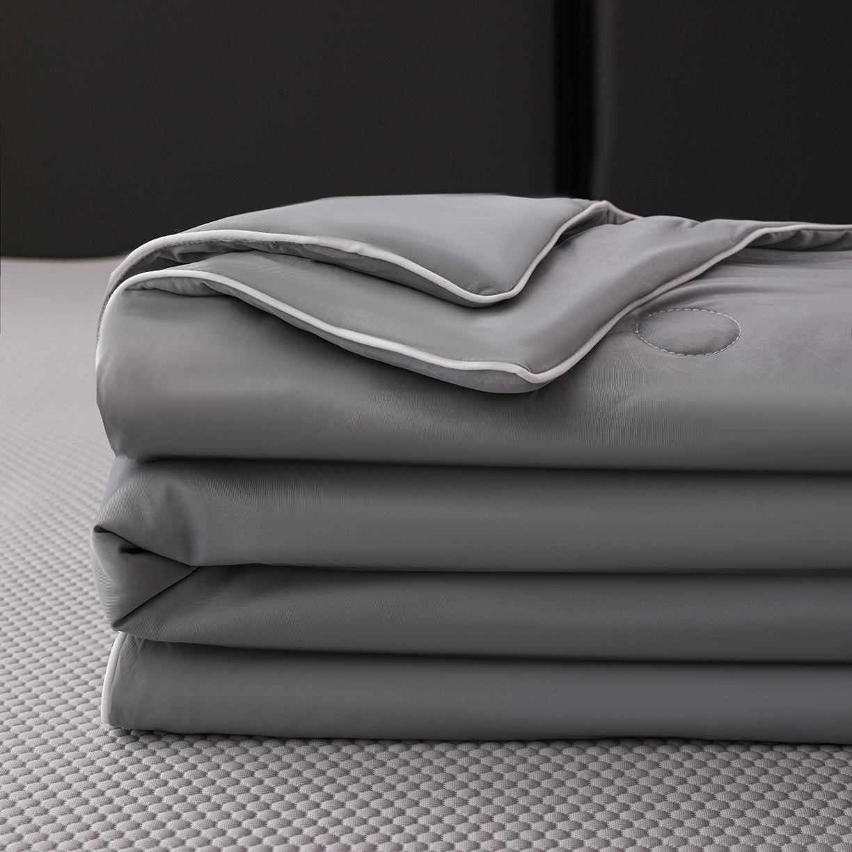 91家纺网 家纺一手货源 找家纺 富馨莱 2026新款PE乙纶高克重豆豆凉席凉感丝夏被四件套 冰灰色