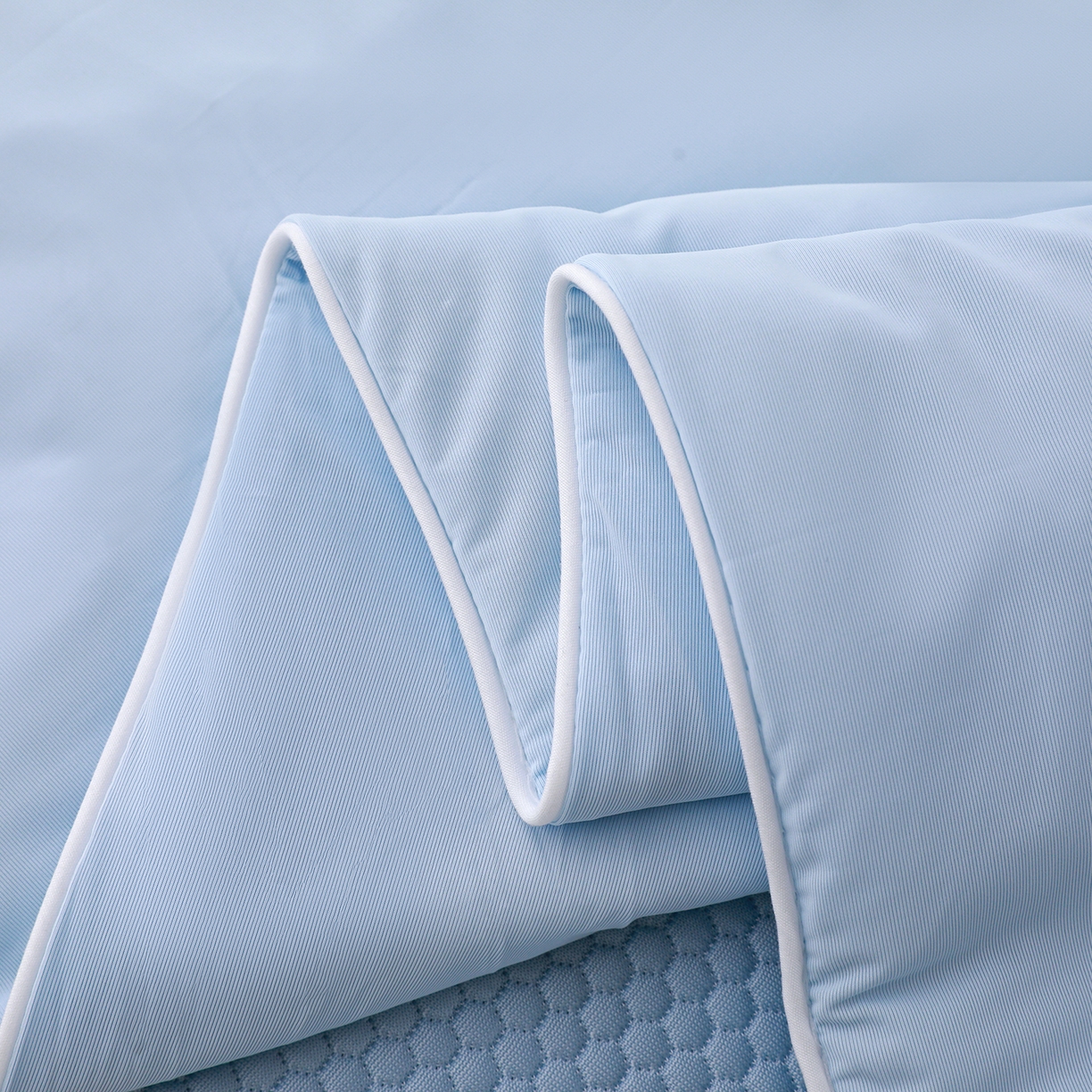 91家纺网 家纺一手货源 找家纺 富馨莱 2026新款PE乙纶高克重豆豆凉席凉感丝夏被四件套 冰蓝色